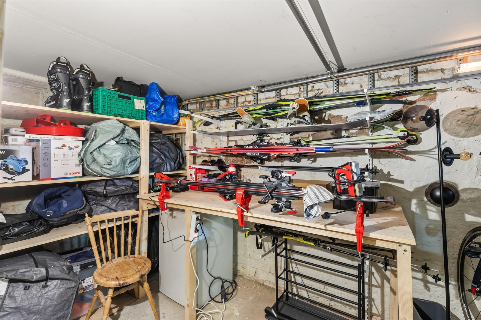 Selgers egen bod i kjeller er godt utbygd med hyller og smørebord, og har fått installert stikkontakt, noe som gir praktiske lagringsmuligheter. Galleribilde