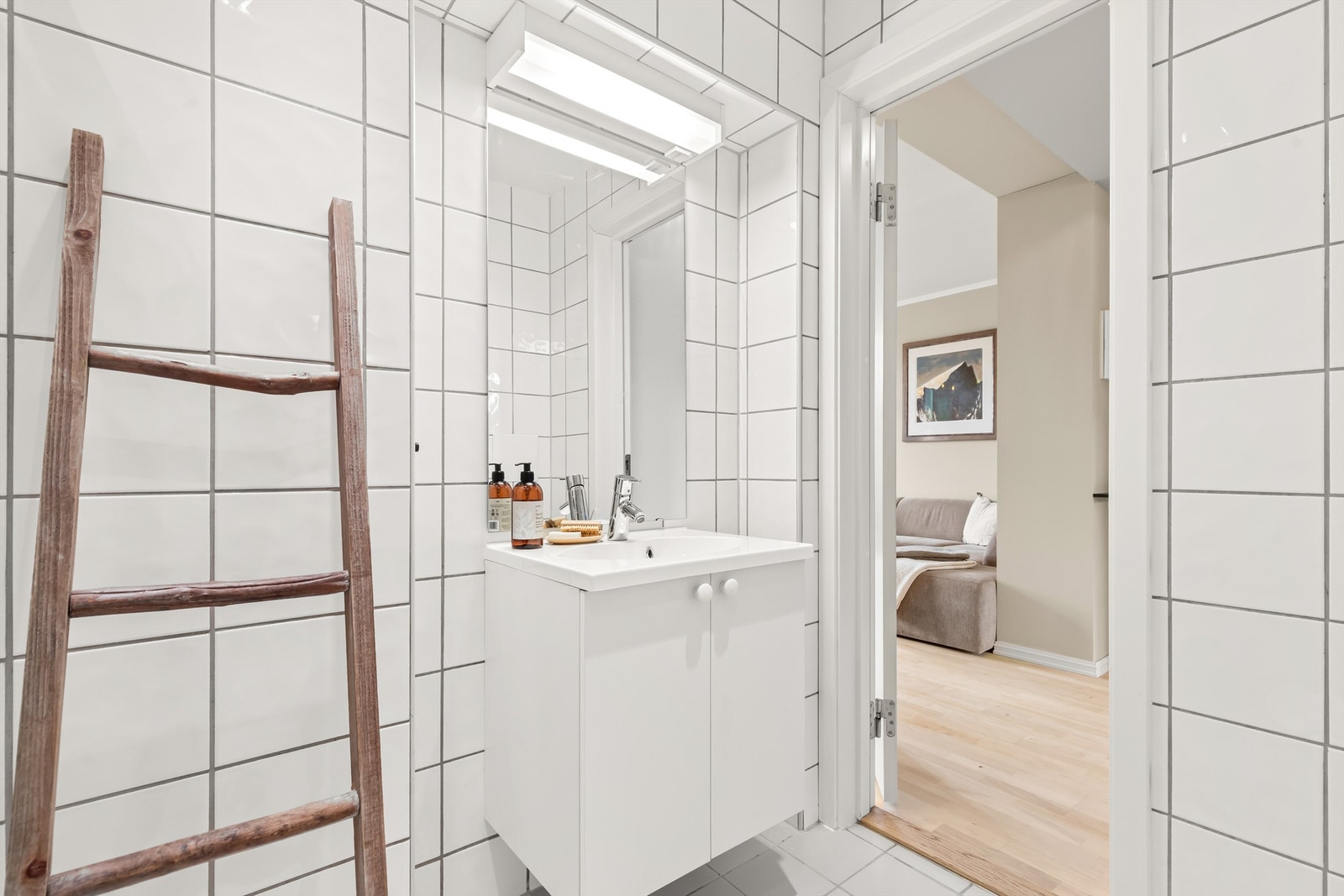 Badet, som også fungerer som vaskerom, er flislagt og ble modernisert i 2004. Galleribilde