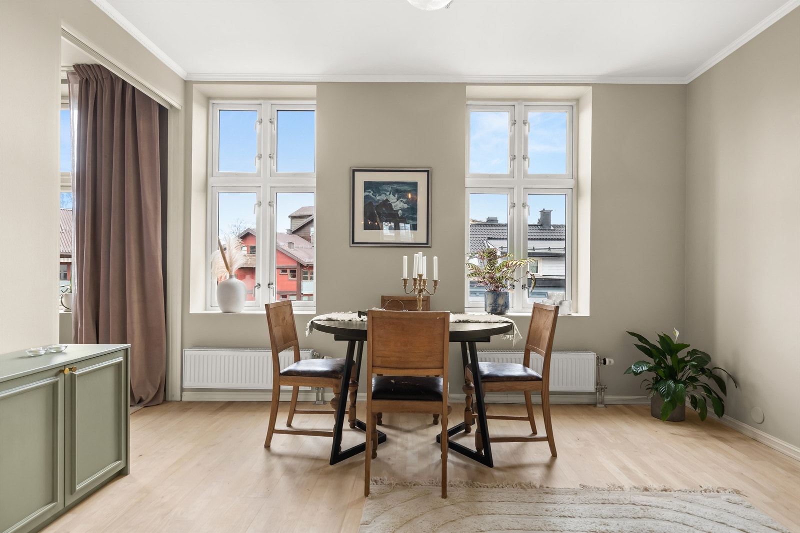 Leilighetens gjennomgående og gode planløsning sørger for godt lysinnslipp fra klassiske vinduer. Galleribilde