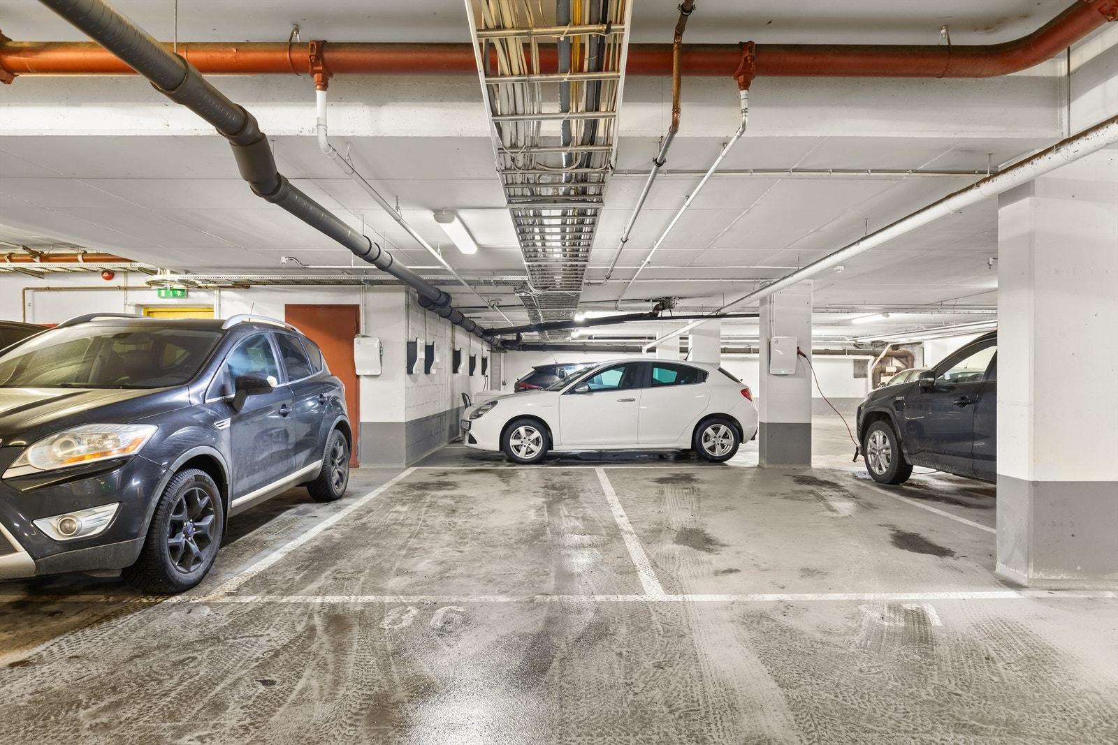 Garasjeopsjon med mulighet for kjøp av garasje direkte av selger. Garasjeplass tilhører Rodeløkka garasjesameie og er markert med nr. 86. Elbillader er pt. tilgjengelig på plassen, men nytt abonnement må opprettes av ny eier. Garasjeplassen er priset til Galleribilde