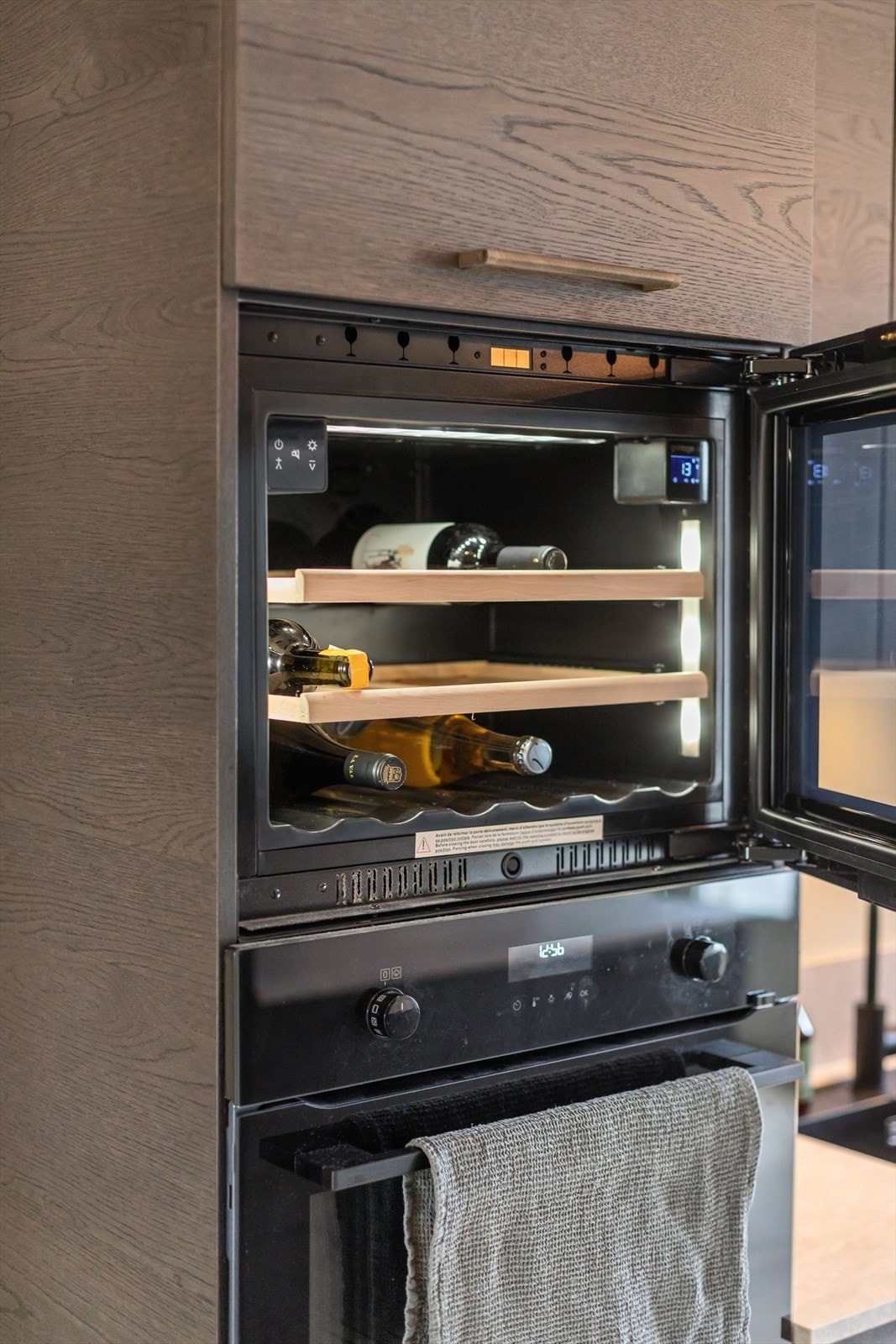 Praktisk, medfølgende vinskap. Galleribilde