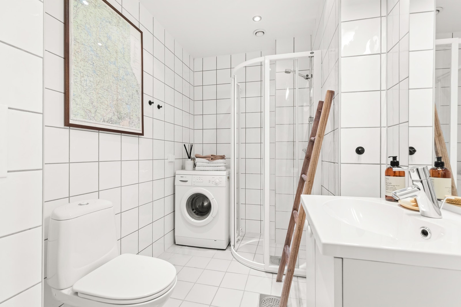 Her er det innfelte downlights i himlingen og elektrisk gulvvarme. Rommet er utstyrt med klosett, baderomsinnredning med heldekkende servant, speil og dusjvegger, samt opplegg for vaskemaskin. Mekanisk avtrekk sørger for god ventilasjon. Galleribilde