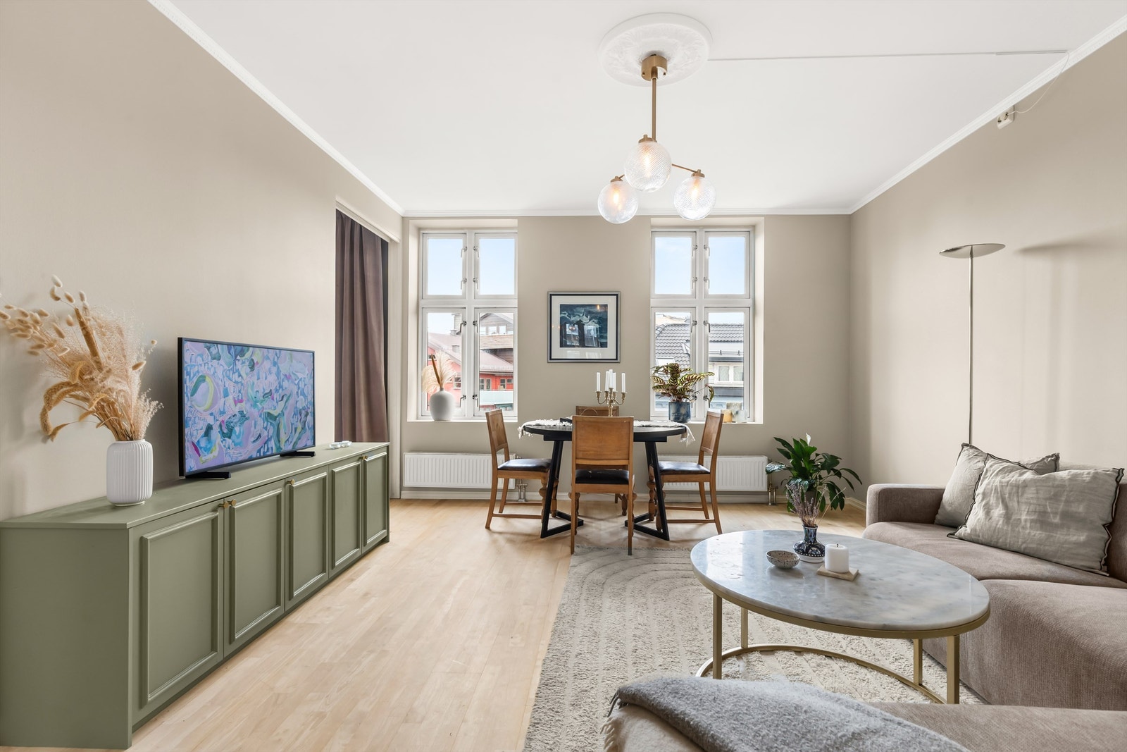 Leiligheten har en romslig stue med en takhøyde på ca. 2,63 m, som gir en luftig følelse. Galleribilde