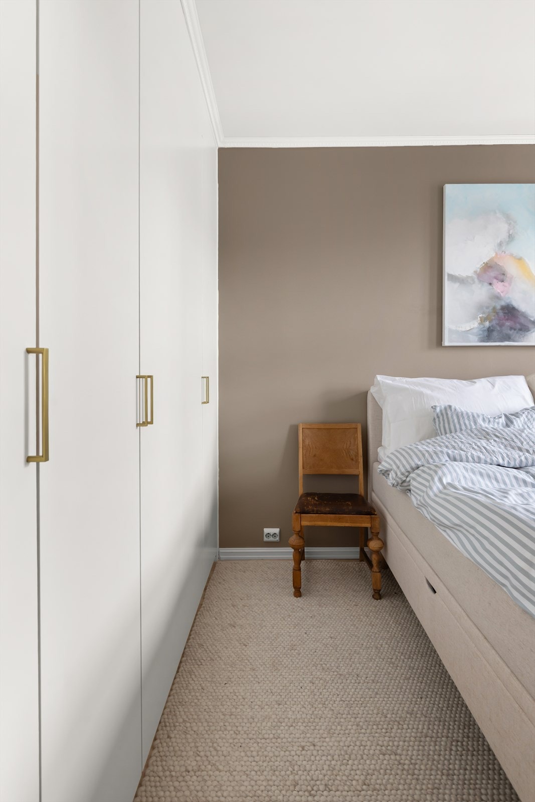 God oppbevaring i medfølgende garderobe. Galleribilde