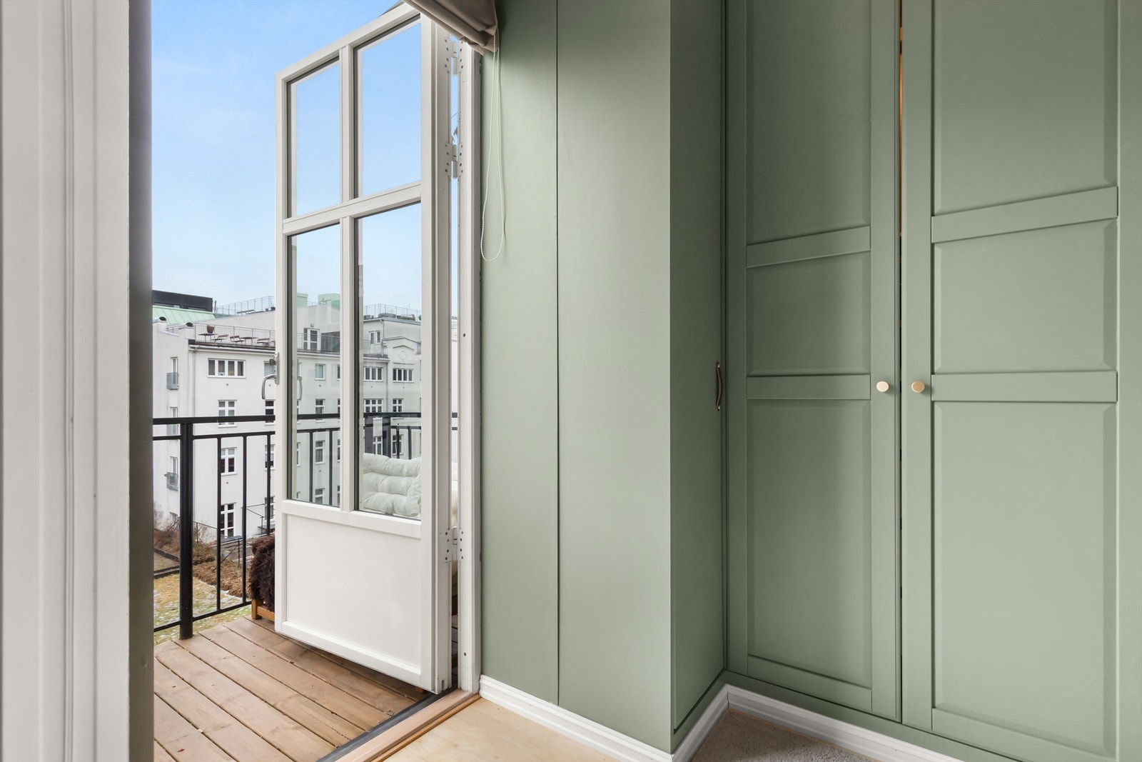 Dette rommet er vendt inn mot bakgård og har direkte adkomst til balkong. Galleribilde