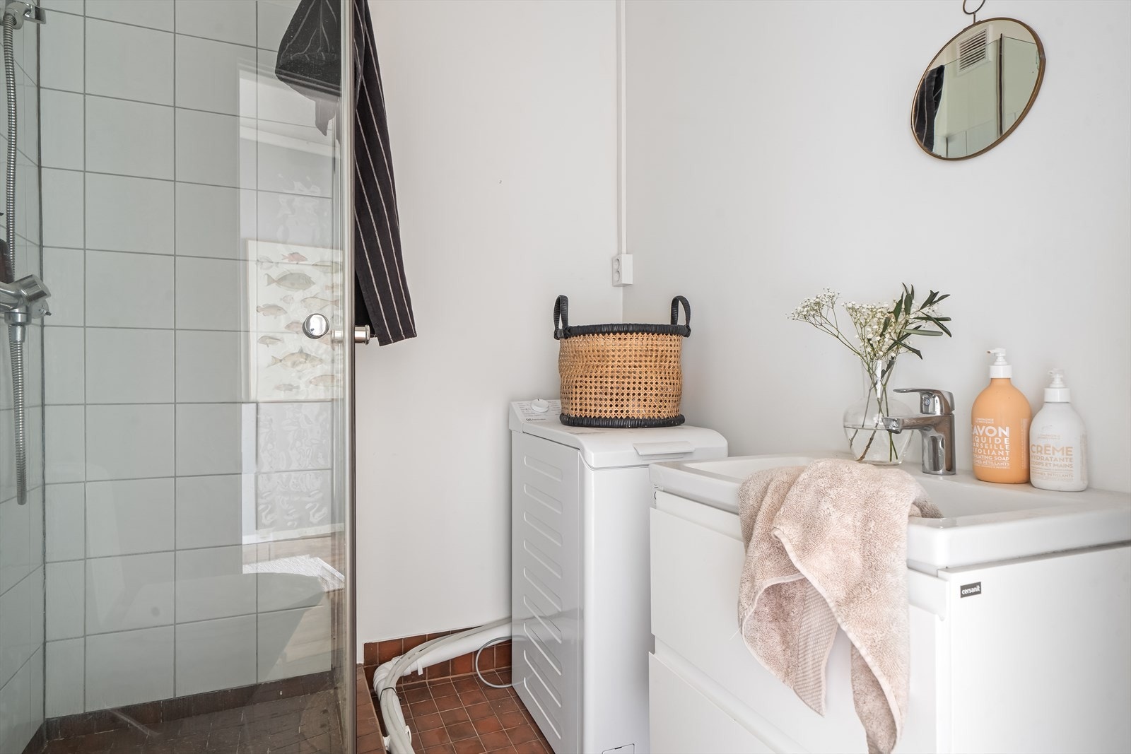 Badet er utstyrt med frittstående toalett, innredning med servant med 1-greps blandebatteri og dusjplass med blandebatteri. Galleribilde