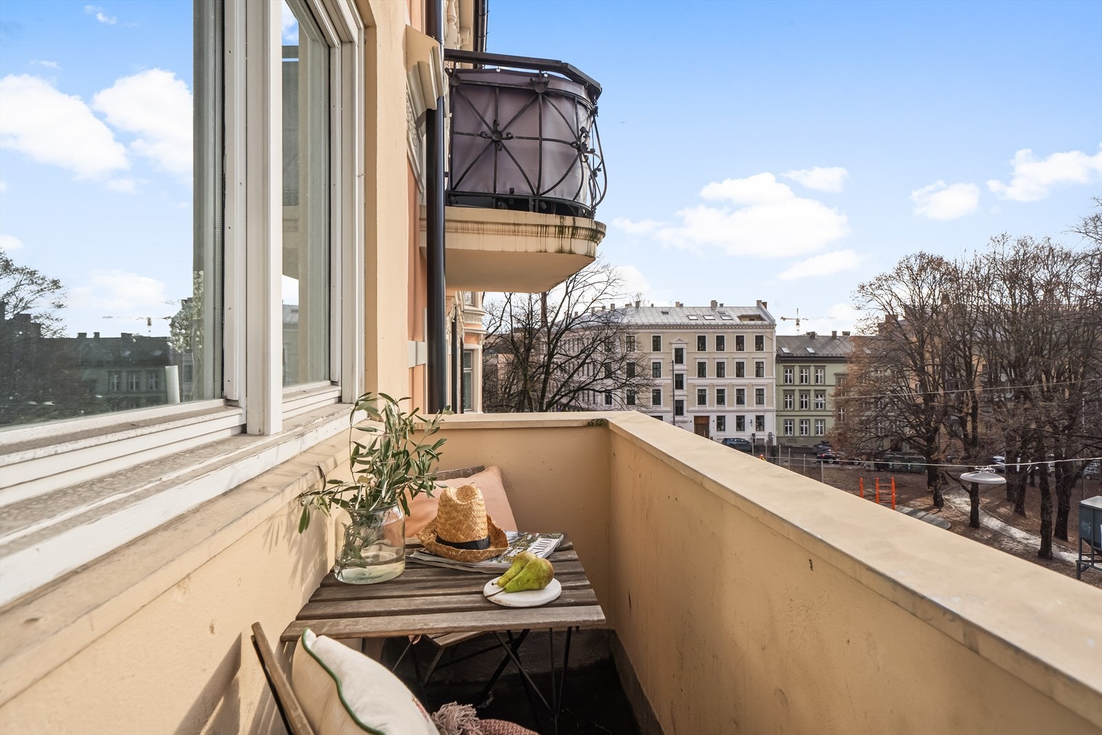Fra stue er det adkomst til sjarmerende luftebalkong på 2 m². Galleribilde