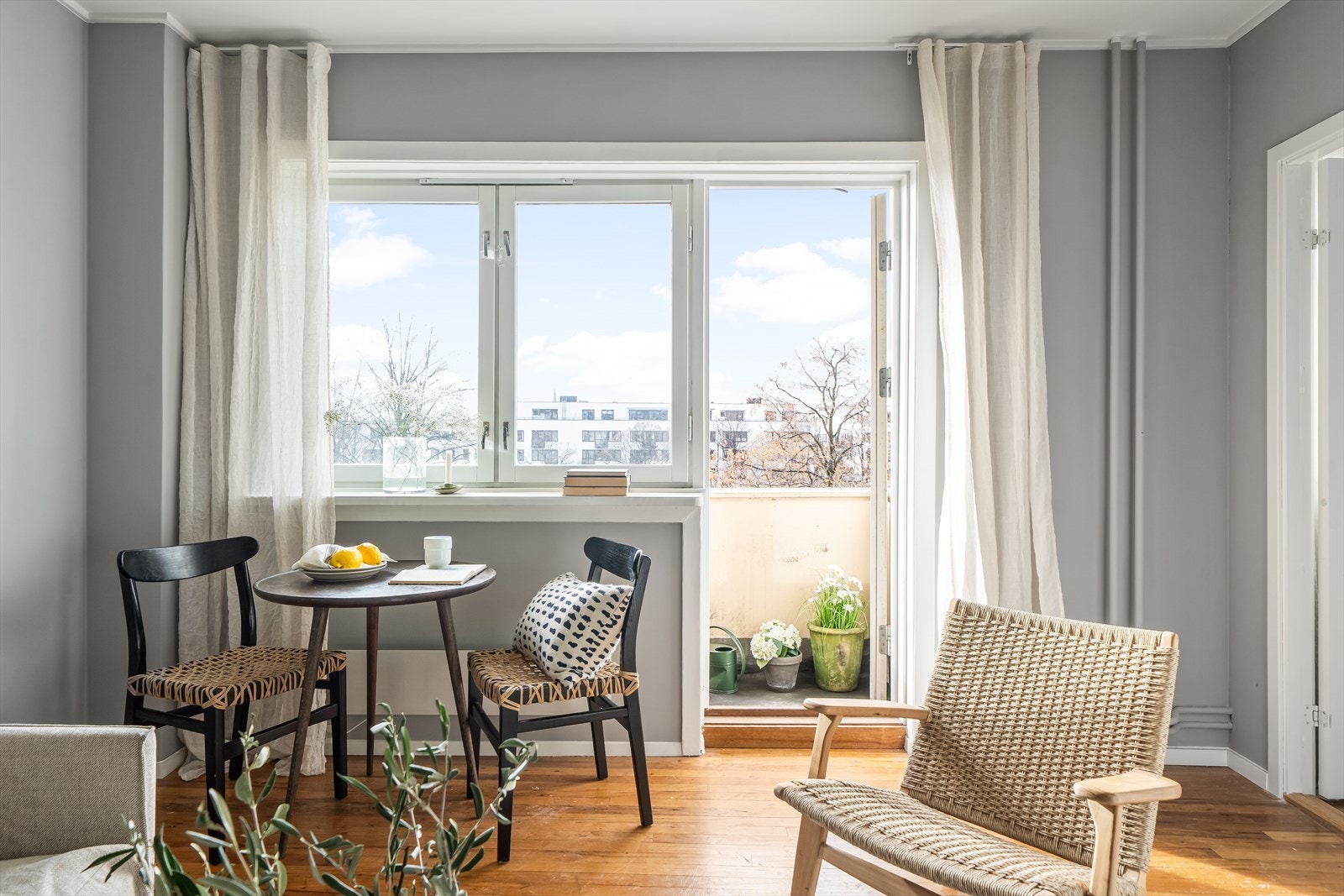 En lys og innholdsrik leilighet med gode oppussingsmuligheter. Galleribilde