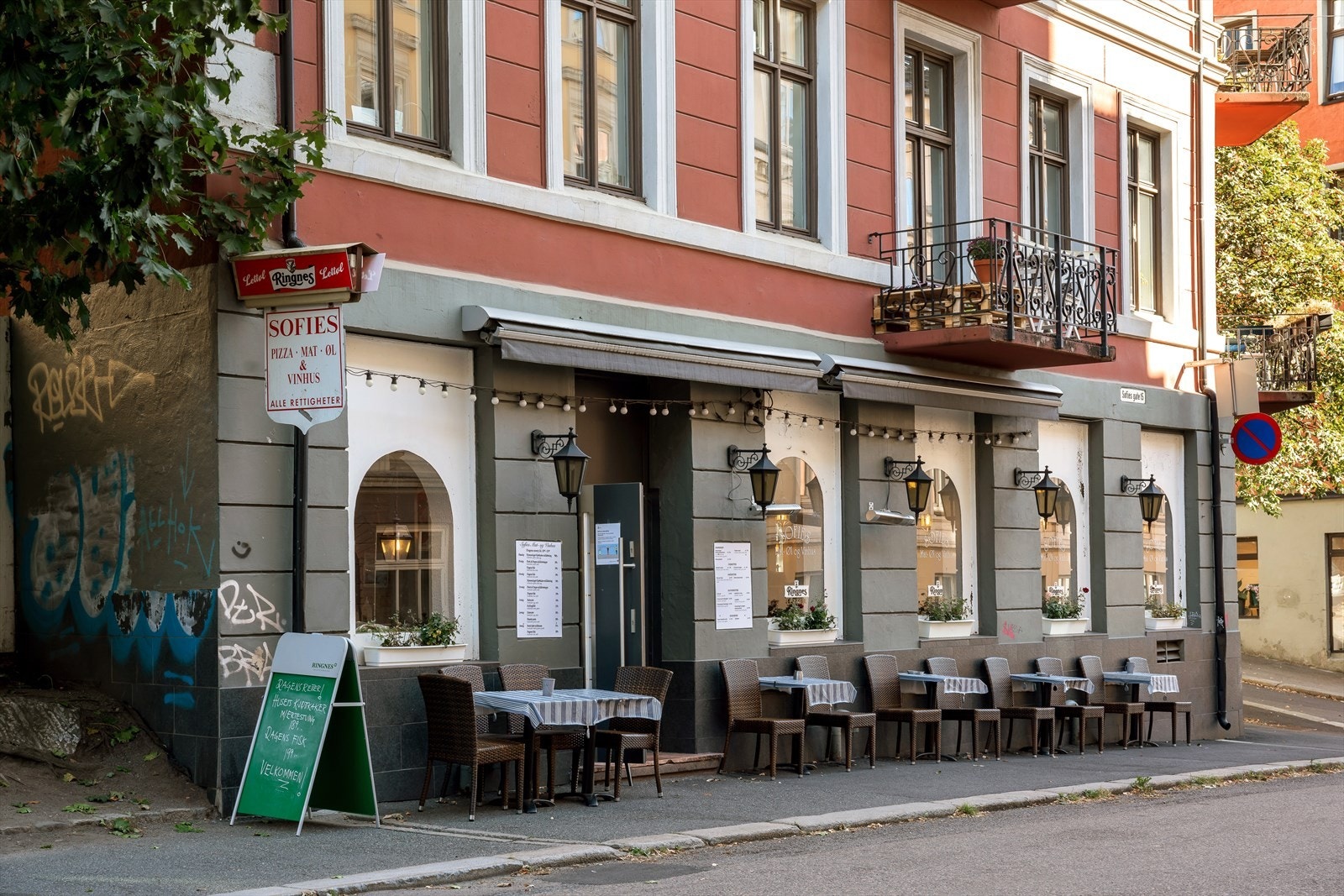 Det er flere caféer og spisesteder i området. Galleribilde