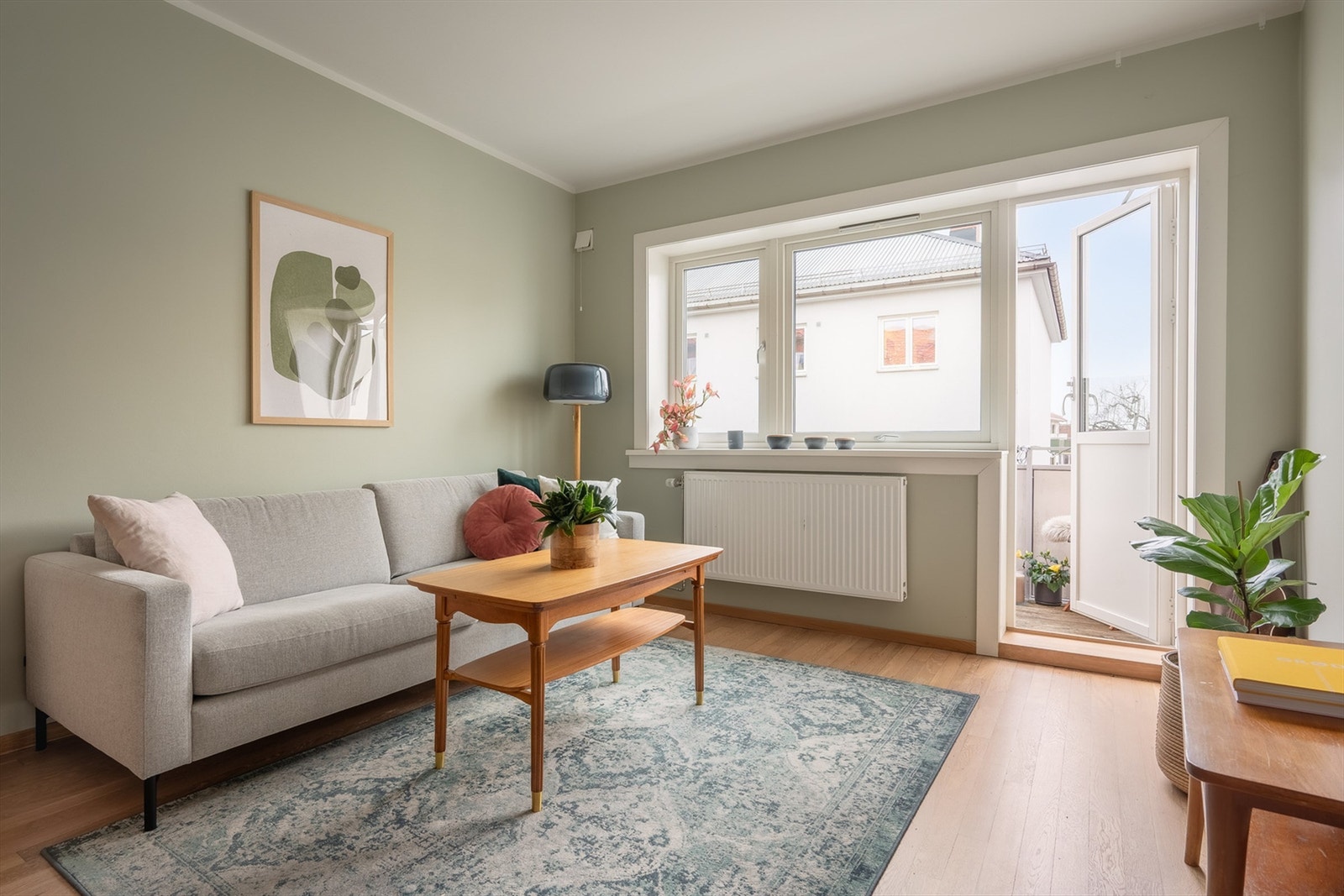 Direkte utgang fra stuen til en balkong på 4 m². Galleribilde