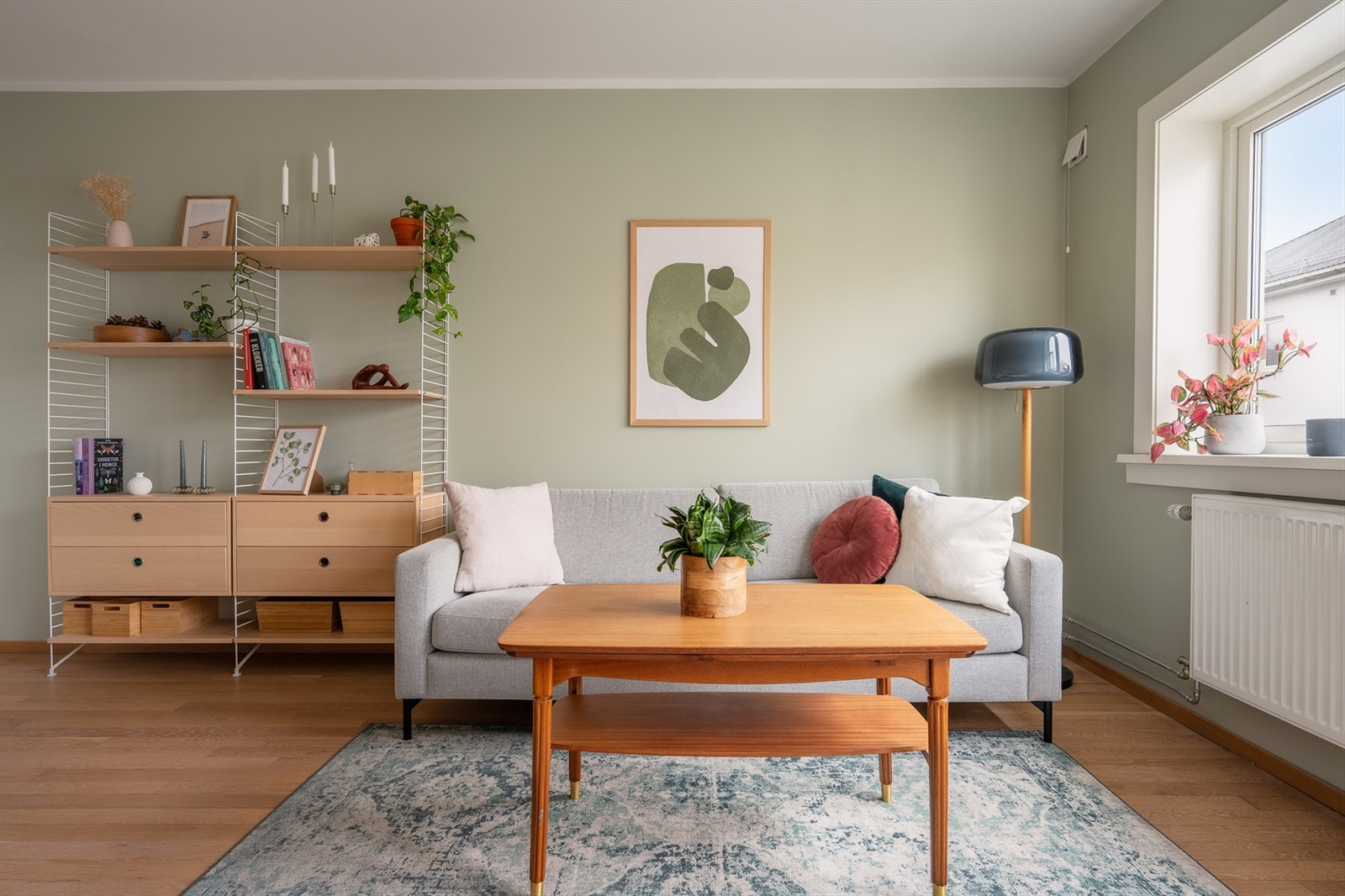 Stuen er av god størrelse med plass til sofagruppe og spisebord. Galleribilde