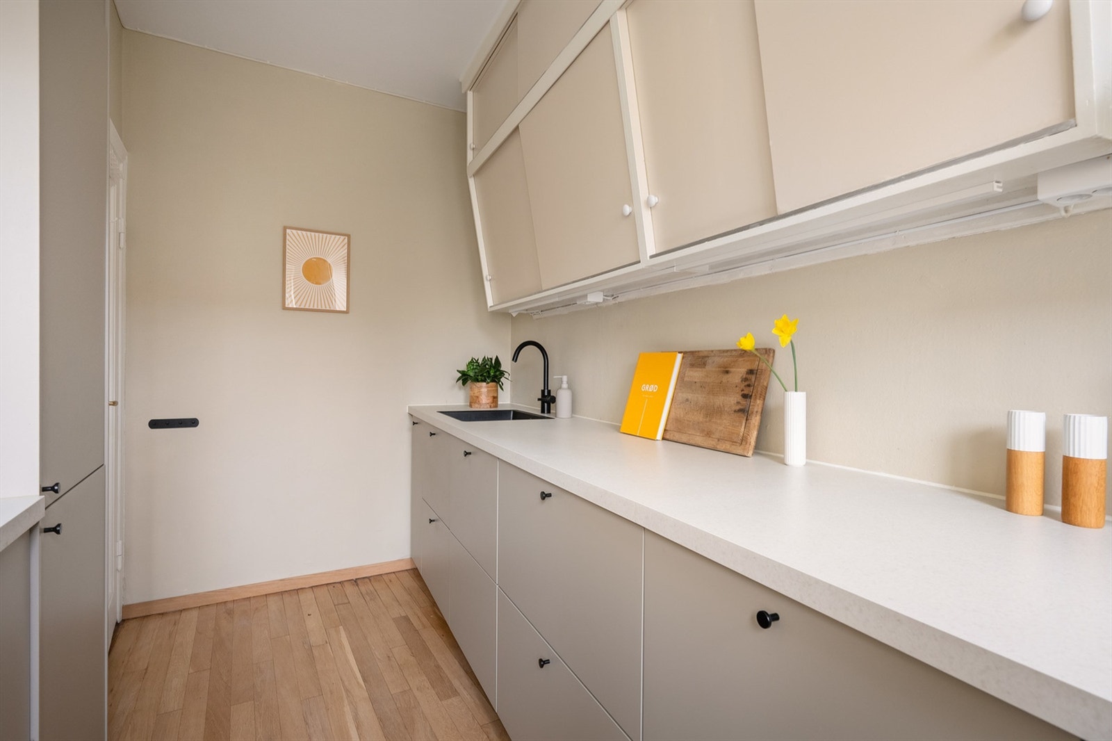 Alle hvitevarer er integrerte og inkluderer stekeovn, platetopp, oppvaskmaskin og kjøleskap med fryser. Det er installert komfyrvakt og automatisk vannstopper med fuktsensor. Galleribilde