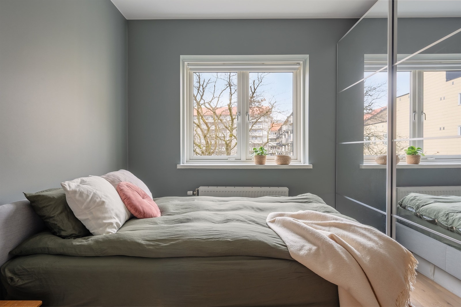 Rikelig med lysinnslipp skaper en luftig romfølelse. Galleribilde