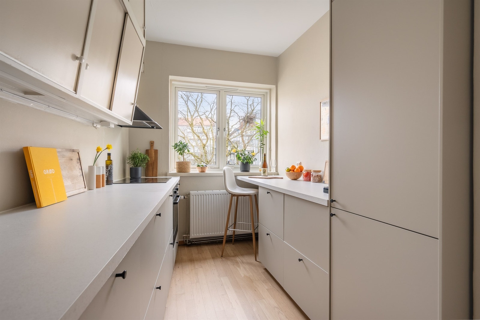 En lekker og innbydende 2-roms med generøs takhøyde, god planløsning og attraktiv beliggenhet. Galleribilde