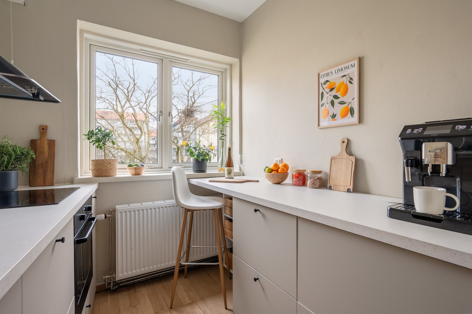 Innredningen har glatte fronter, laminert benkeplate og nedfelt kjøkkenvask. Galleribilde