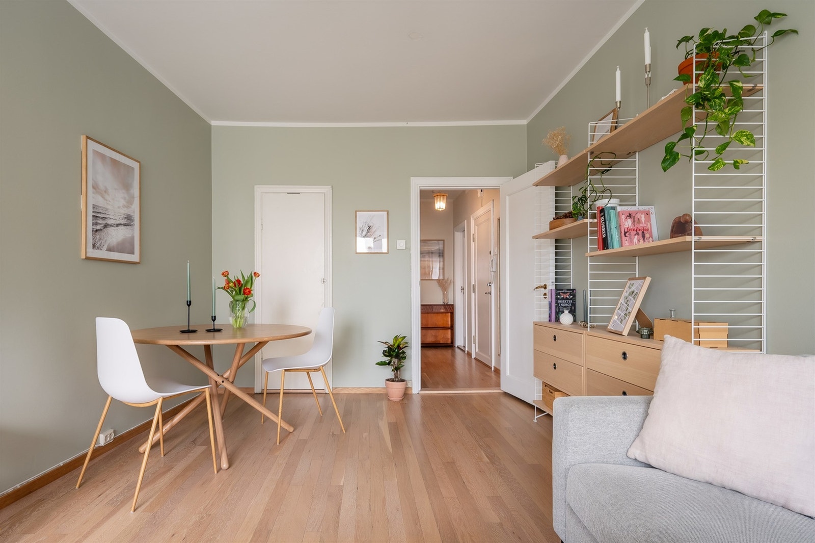 Stuen har en arealeffektiv utforming og har god plass til å møblere i soner. Galleribilde