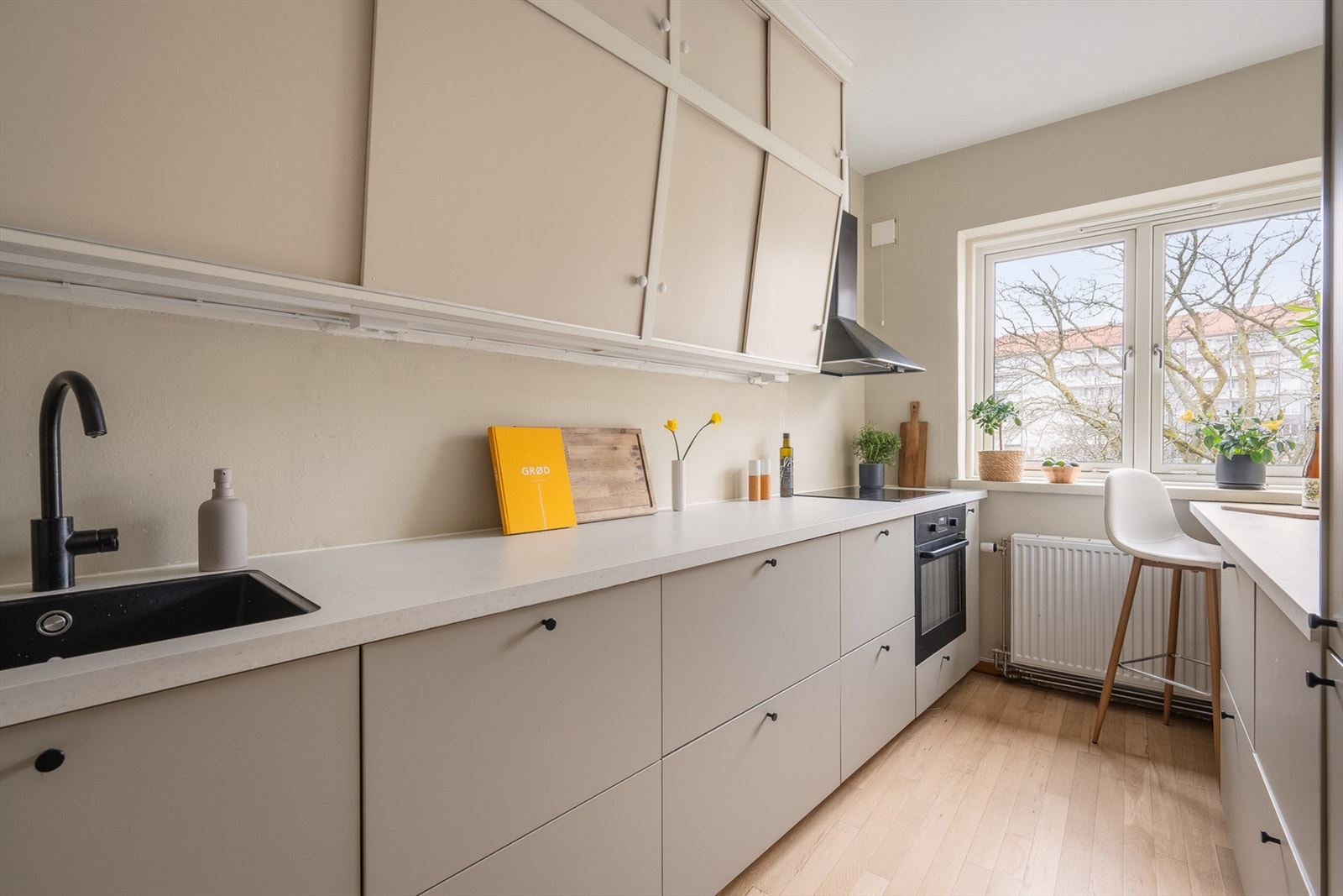 Kjøkkenet er holdt i en separat sone for matlaging. Galleribilde