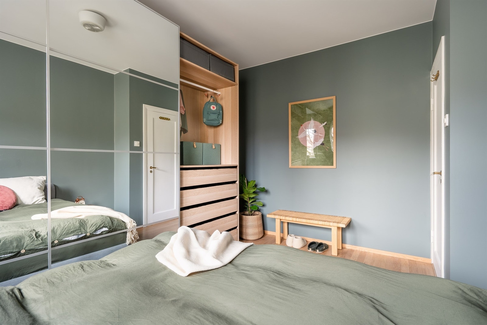 En romslig skyvedørsgarderobe gir rikelig med oppbevaringsplass. Galleribilde