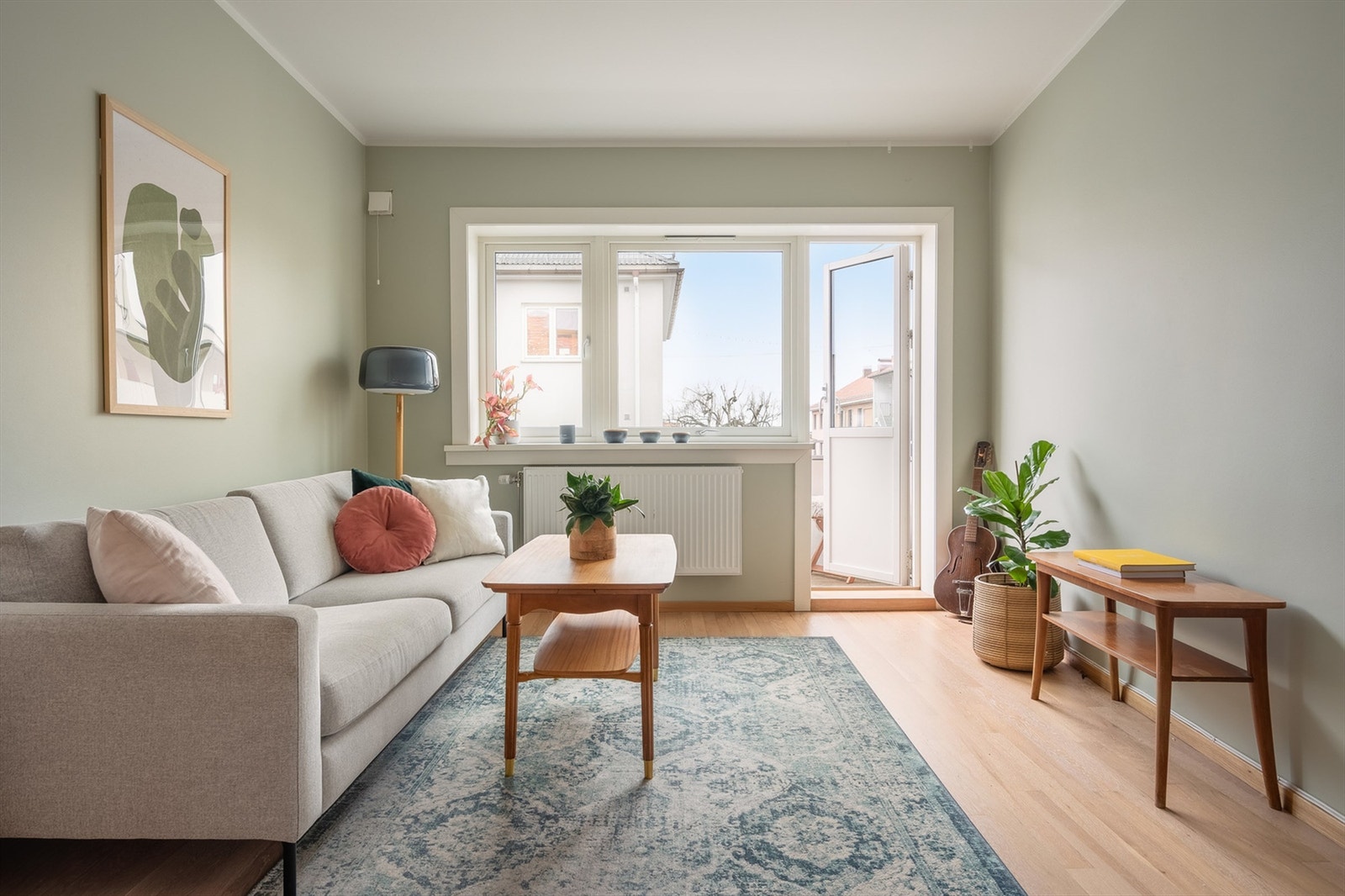 Det er rikelig med lysinnslipp gjennom store vindusflater. Balkongdøren og vinduene i stuen er fra 2018 og har tre-lags glass. Galleribilde