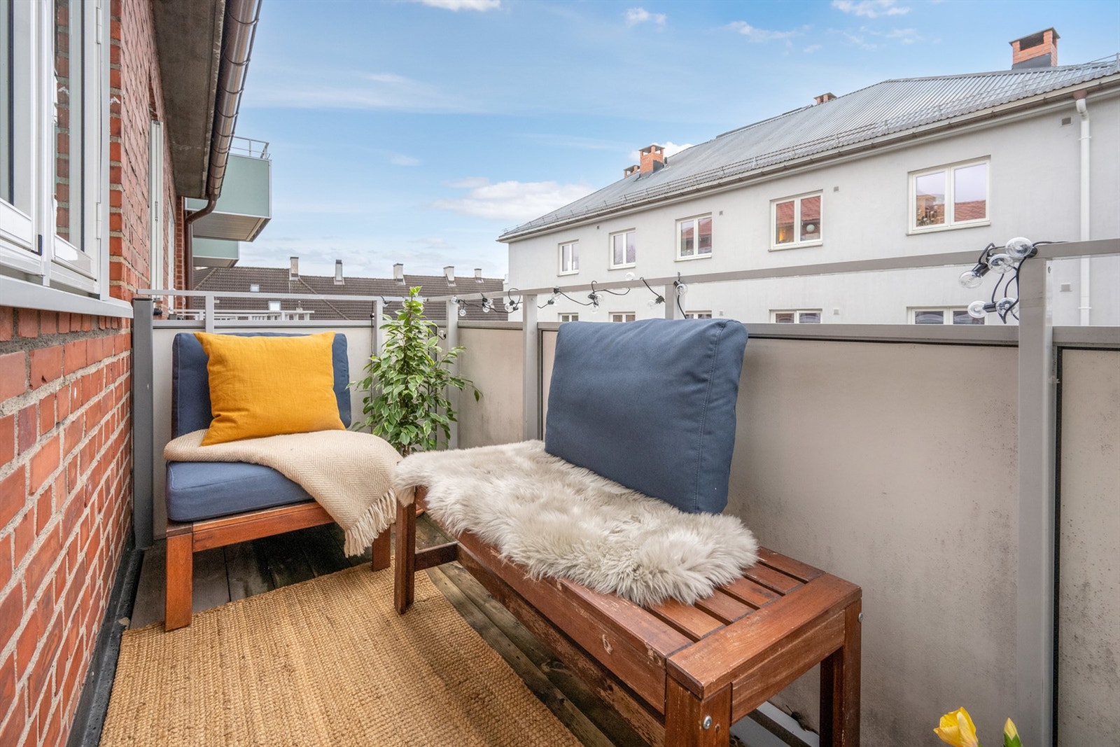 Balkongen er en herlig forlengelse av stuen, med plass til ønsket utemøblement. Galleribilde