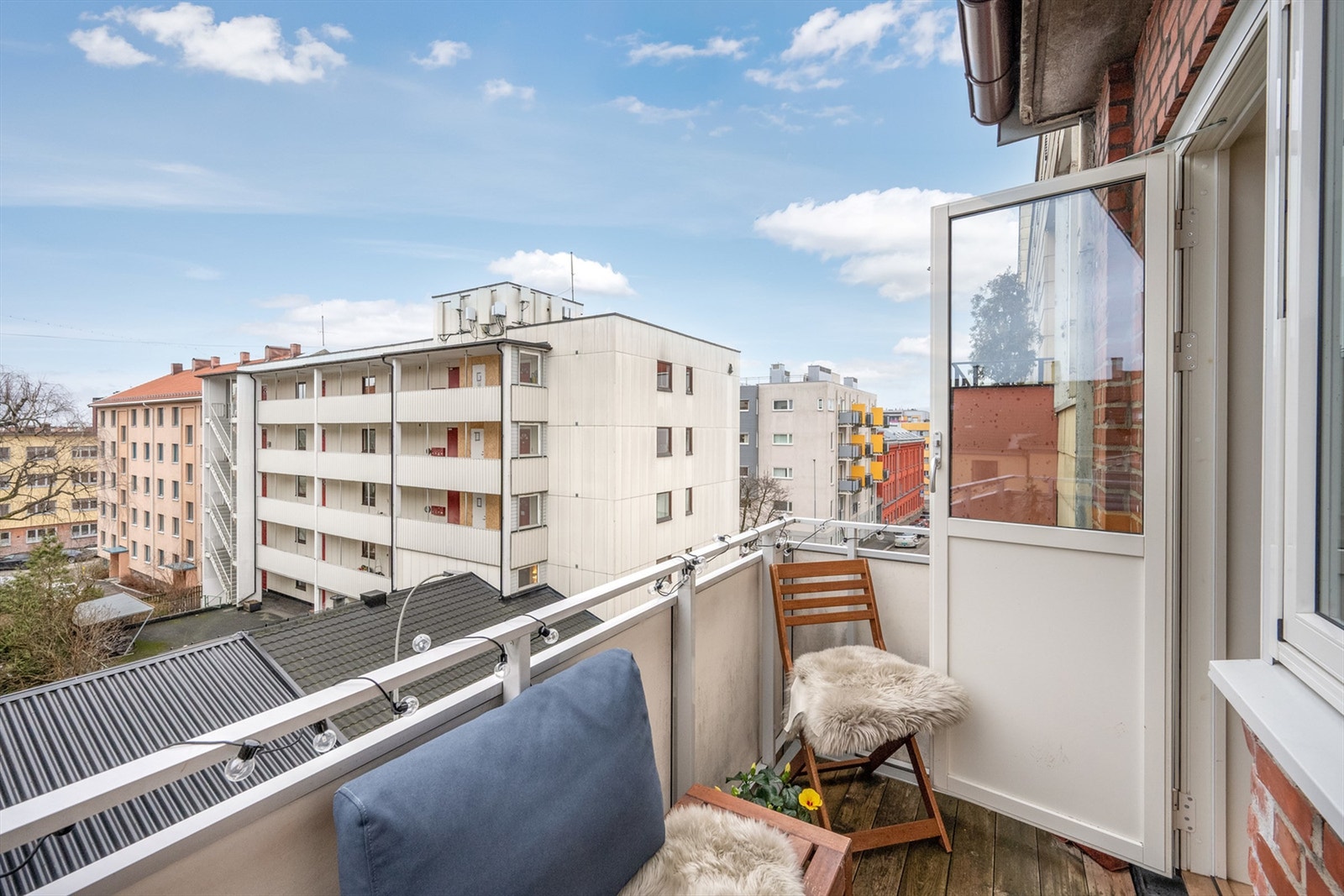 Beliggenheten i 4. etasje gir en åpen og fri følelse. Her kan årets varmere dager nytes fra sør-vestvendt balkong med gode solforhold. Galleribilde