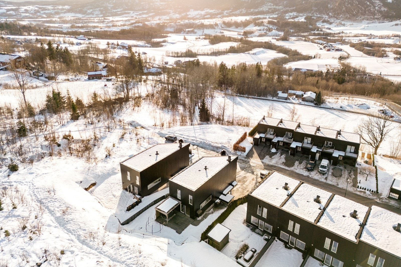 For barna er det også flere lekeplasser på området, noe som legger til rette for et trygt og godt bomiljø for store og små. Her kan man ta med seg kaffekoppen og møte naboene mens barna leker. Galleribilde