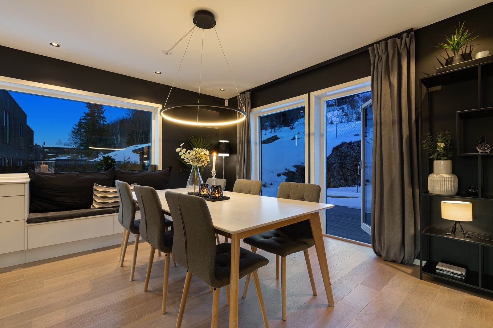 Kveldsstemning i spisestuen. Galleribilde