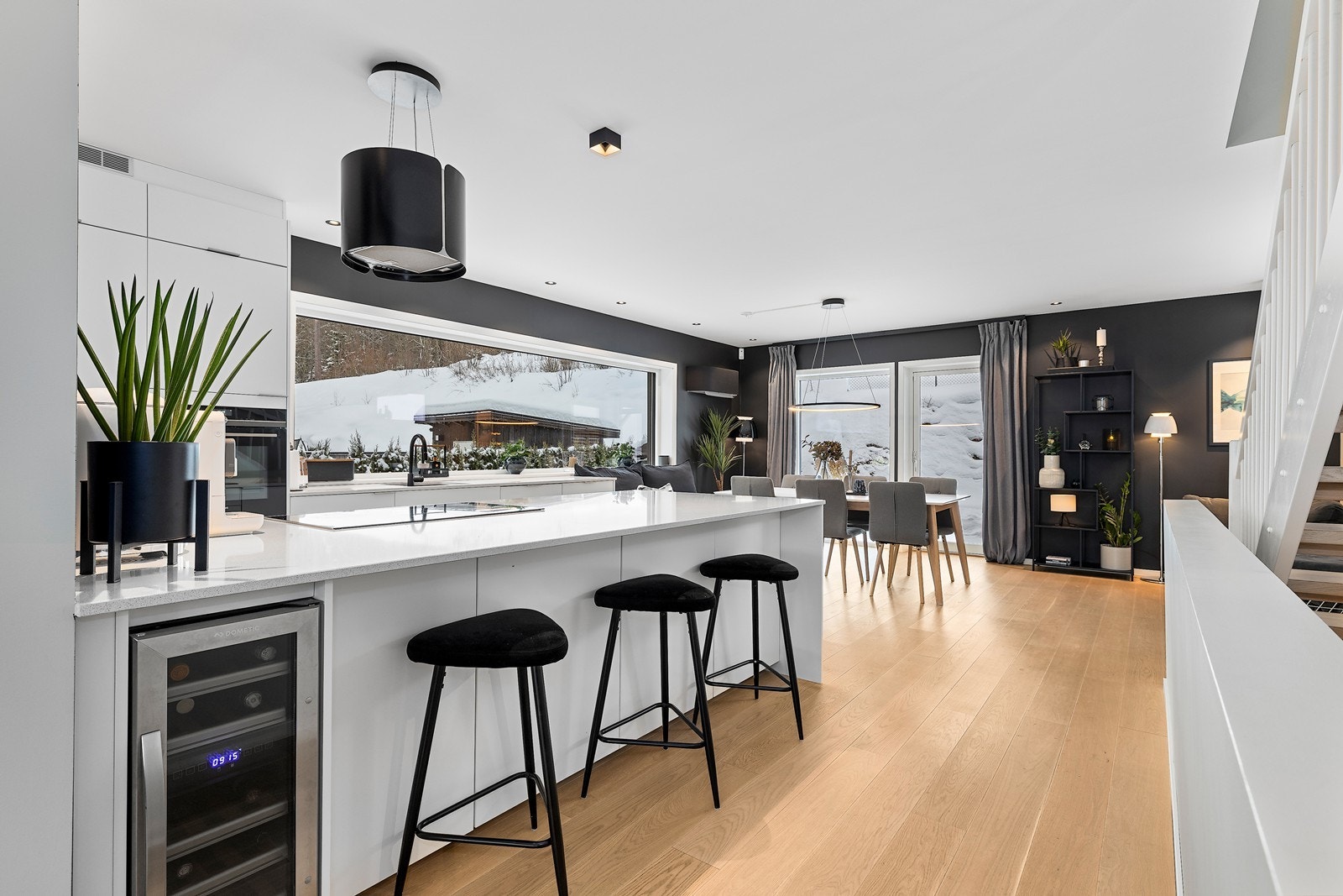 Innbydende barløsning med sitteplass til flere - perfekt for uformelle måltider, sosial matlaging og gode samtaler mens man lager mat. Galleribilde