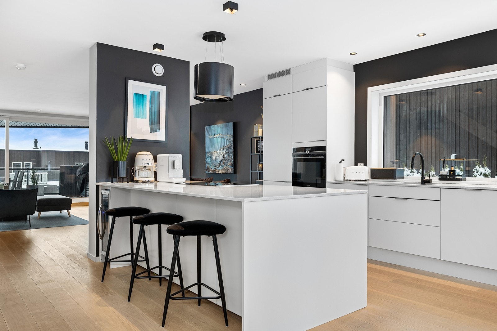 Kjøkkenet bærer et harmonisk samspill mellom eleganse og funksjonalitet. Galleribilde