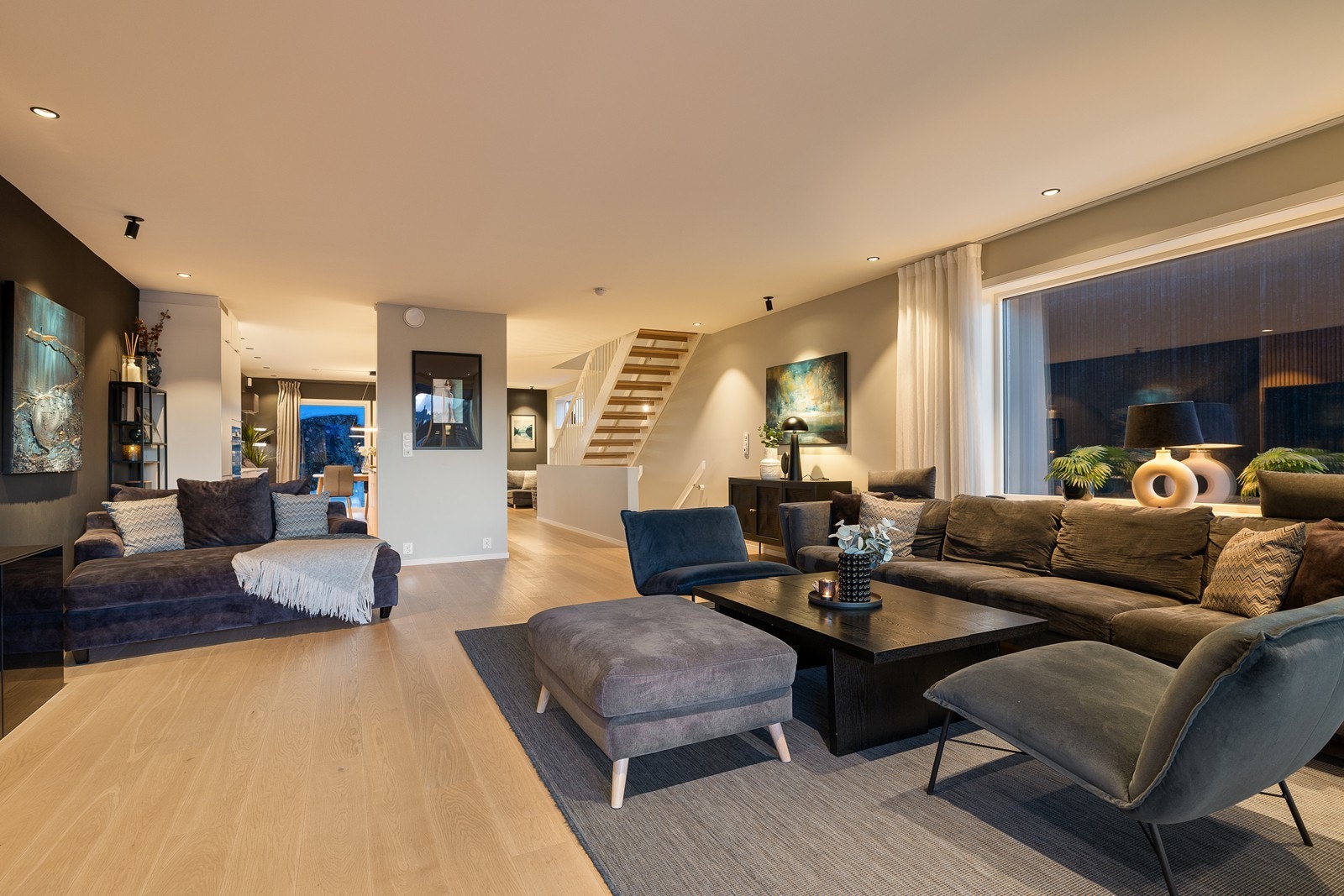 Downlights med dimme funksjon, som sørger for den rette stemningen gjennom hele døgnet - enten du ønsker et mykt kveldslys eller godt arbeidslys. Galleribilde