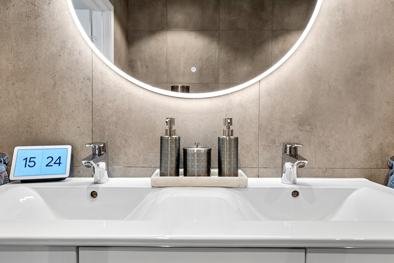 Integrert speilbelysning og spotter i taket gir en lys og behagelig atmosfære. Galleribilde