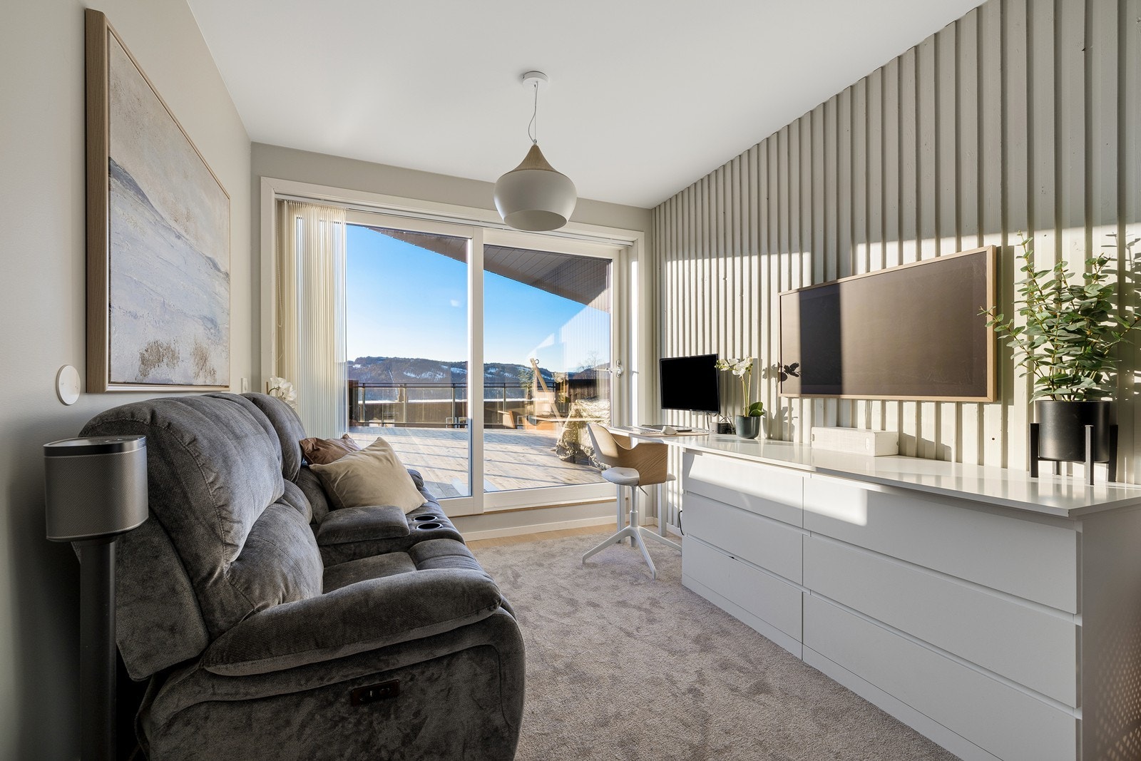 Rommet har god plass til sofamøblering og en praktisk TV-vegg. Galleribilde