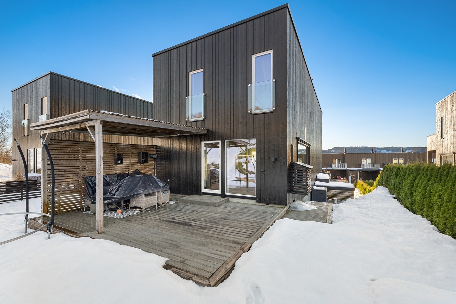 Boligen har en gjennomtenkt og velfungerende planløsning som går over tre plan. Galleribilde