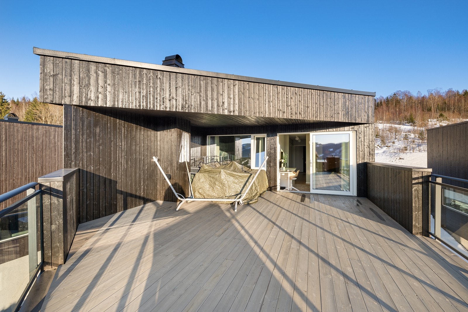 Boligen ligger solrikt til med fin utsikt fra takterrasse. Galleribilde