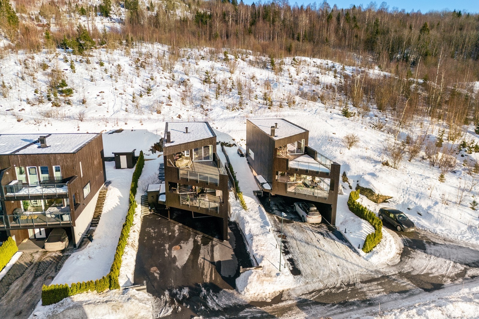 Selger opplyser at det betaler et årlig gebyr til Nordal Huseier forening for å dekke fellesområder og drift av velforening, felles lekeplass syd, felles parkeringsplasser og felles vei. Galleribilde