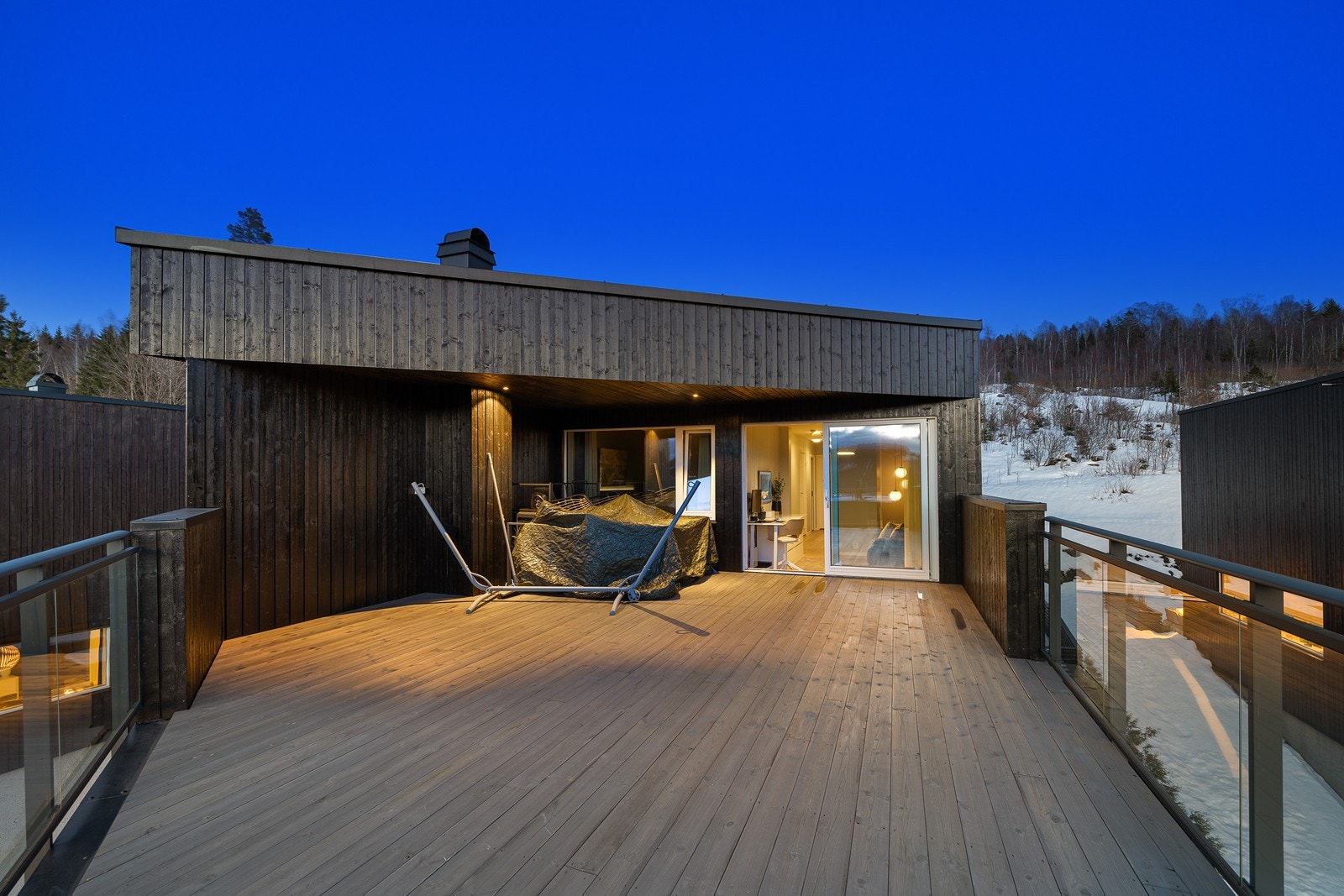 Ønsker du det lille ekstra i form av terrassearealer og barnevennlig beliggenhet? Så er denne boligen for deg! Galleribilde