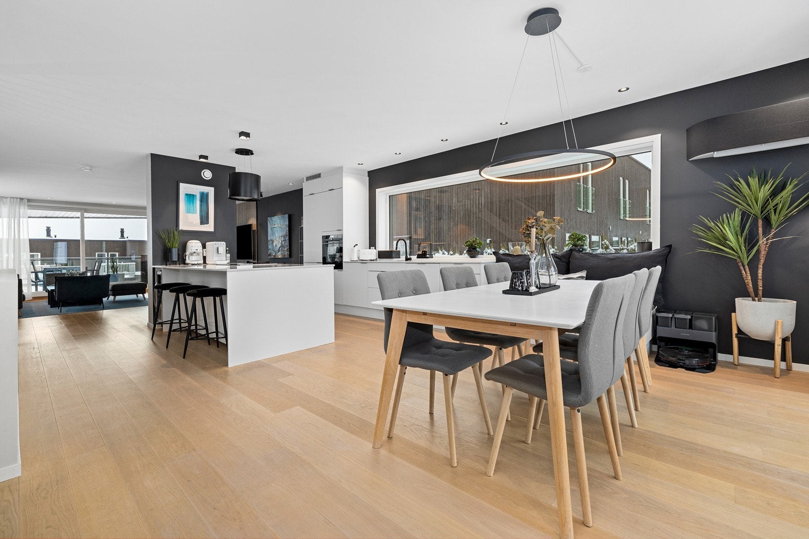 Rommets åpne utforming gir gode møbleringsmuligheter, med plass til både en stor sofagruppe og personlige interiørvalg. Galleribilde