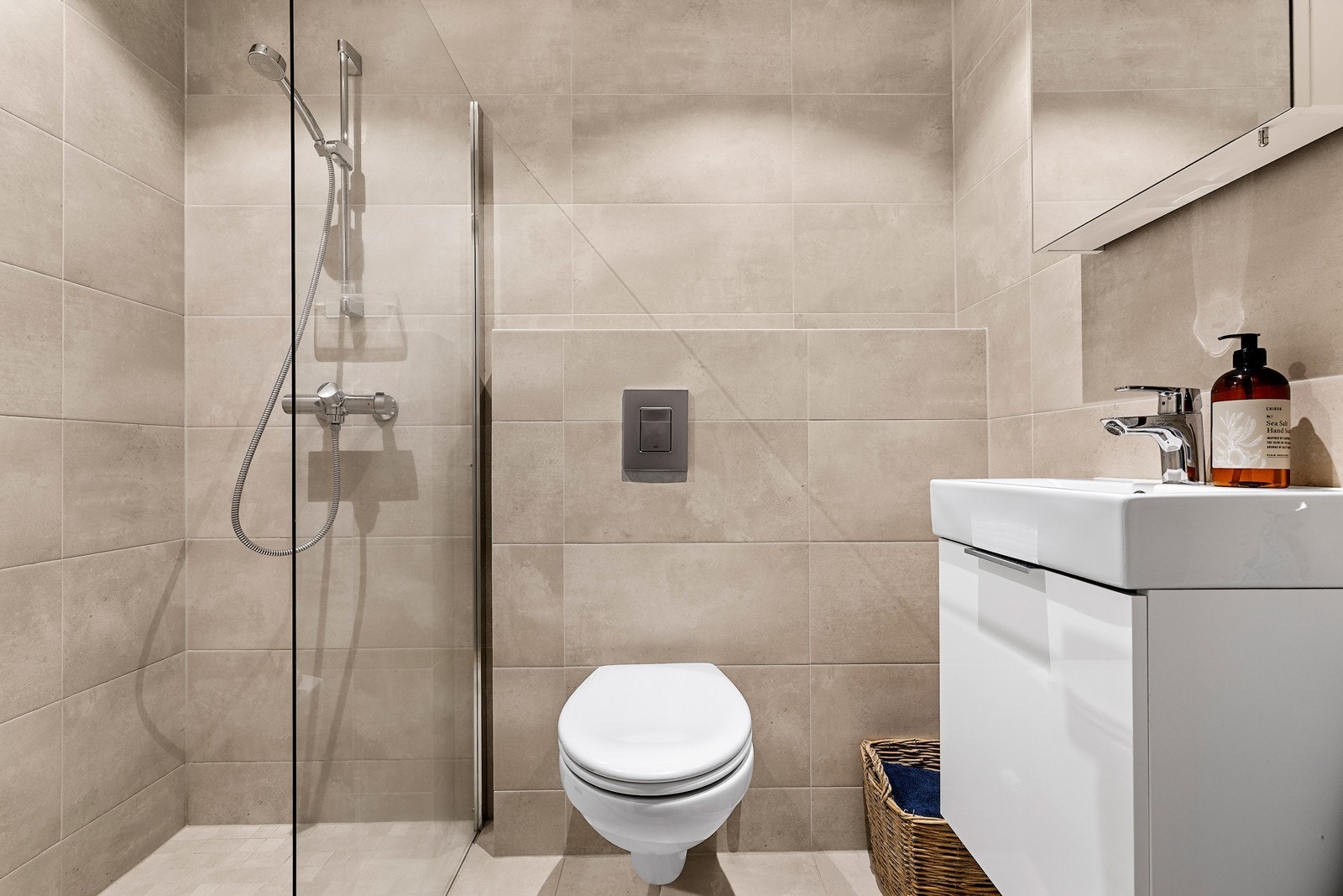 Underetasjen har to mindre, men svært funksjonelle bad. Begge er moderne innredet med fliser, dusjløsning og god belysning. Galleribilde