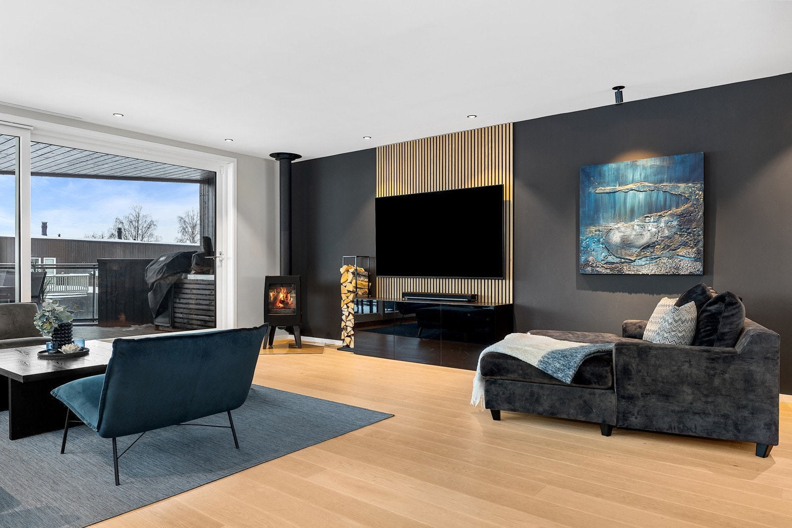 Stuen er et imponerende rom som kombinerer stilren eleganse med funksjonelle kvaliteter med 1-stavs parkett på gulv og slette vegger malt i et lyst fargepallett. Galleribilde