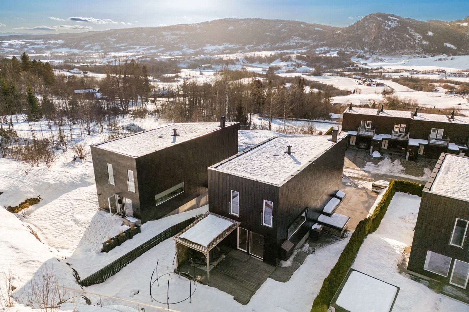 Bussholdeplass i umiddelbar nærhet med forbindelse til Lier/Drammen og ca. 2,5 km til Lyngåskrysset med direktebuss til bl.a. Oslo og Asker. Galleribilde
