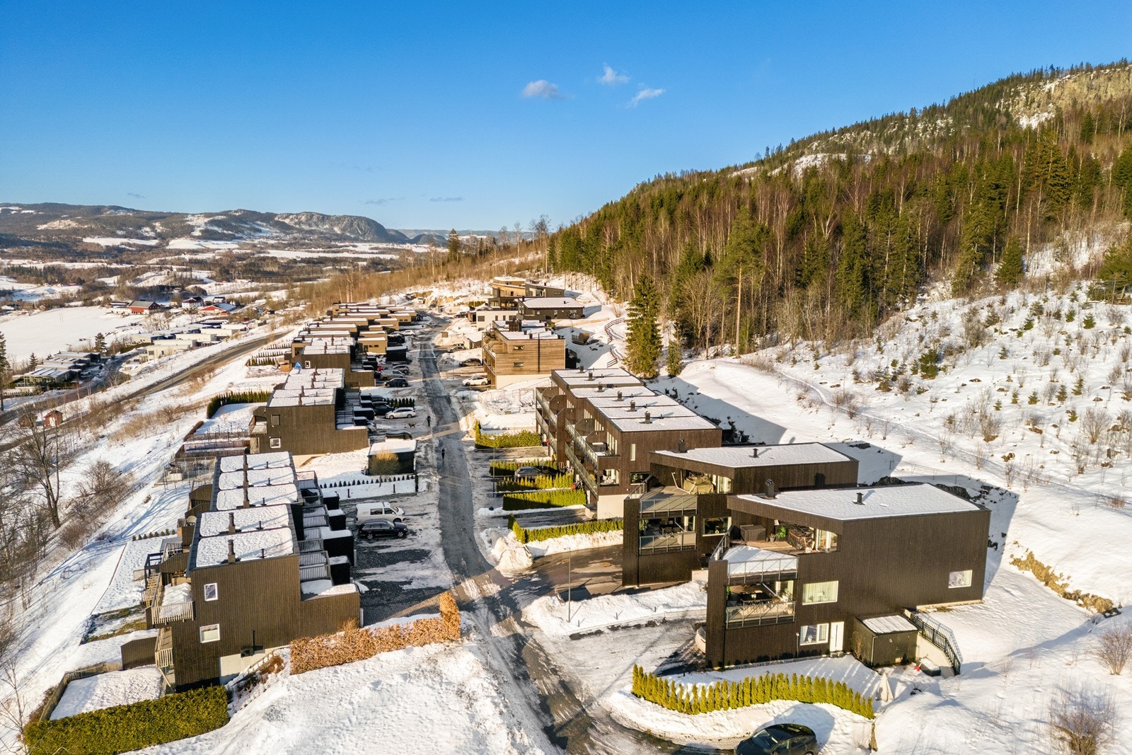 Kort vei til marka med flotte tur- og rekreasjonsmuligheter. Tranby har et aktivt idrettsmiljø for barn og voksne i alle aldre. Galleribilde