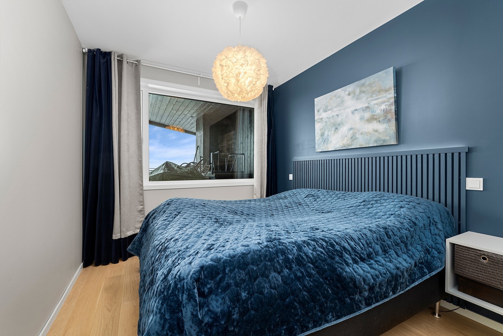 Boligen har en familievennlig løsning med tre soverom samlet i 2.etasje. Galleribilde