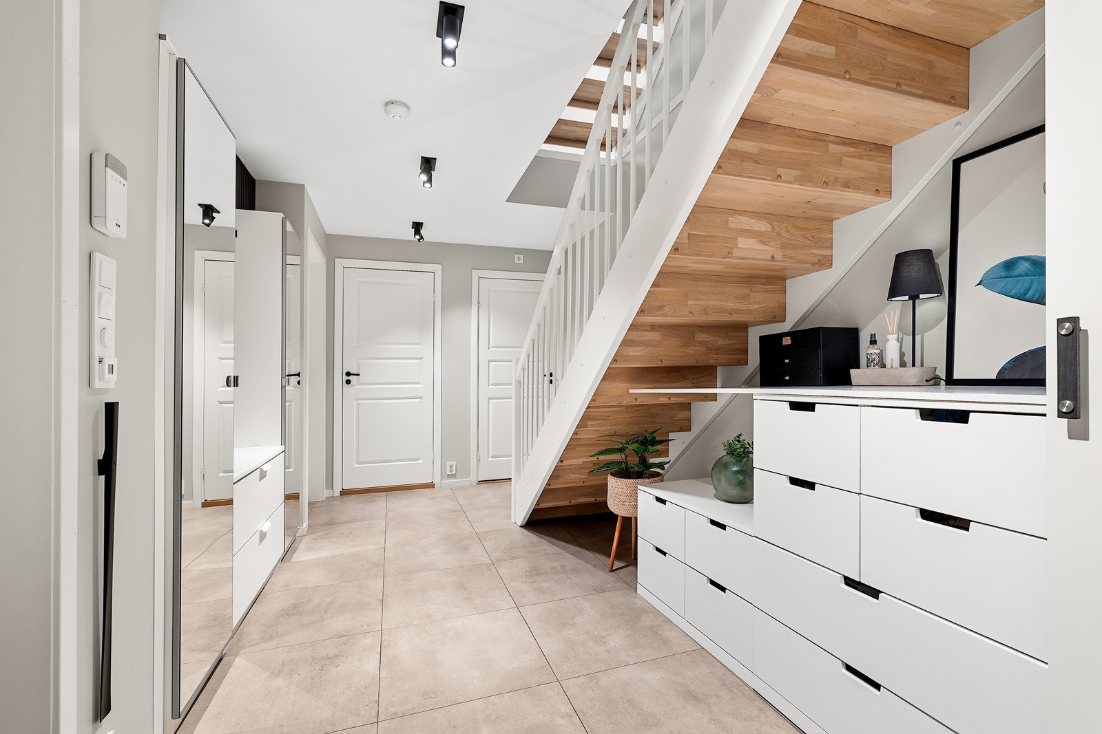 Store fliser ved inngangspartiet. Galleribilde