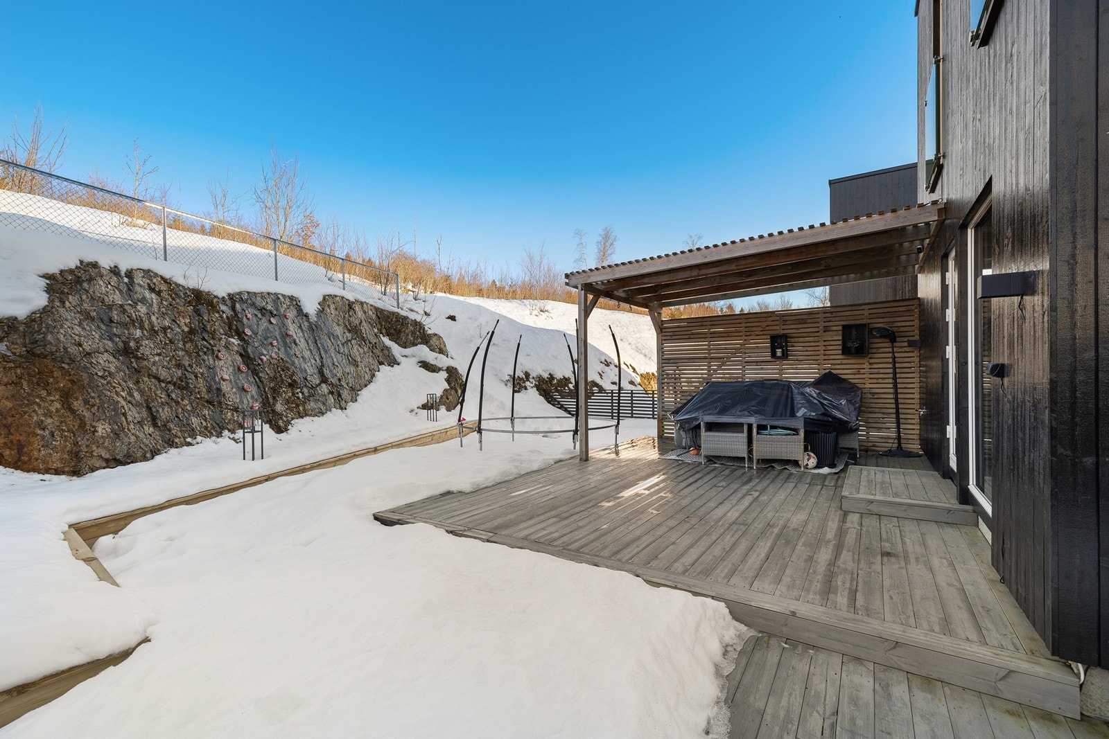 Tomten er opparbeidet med asfaltert gårdsplass og beplantet hage. Galleribilde