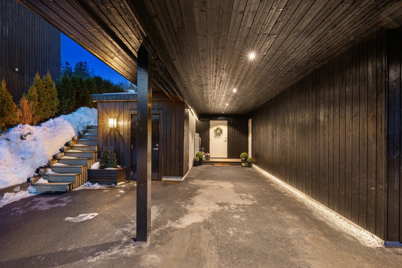 Eiendommen har romslige løsninger, fine materialvalg og gjennomførte detaljer - en god mulighet for deg som søker det beste innen moderne boligkomfort! Galleribilde