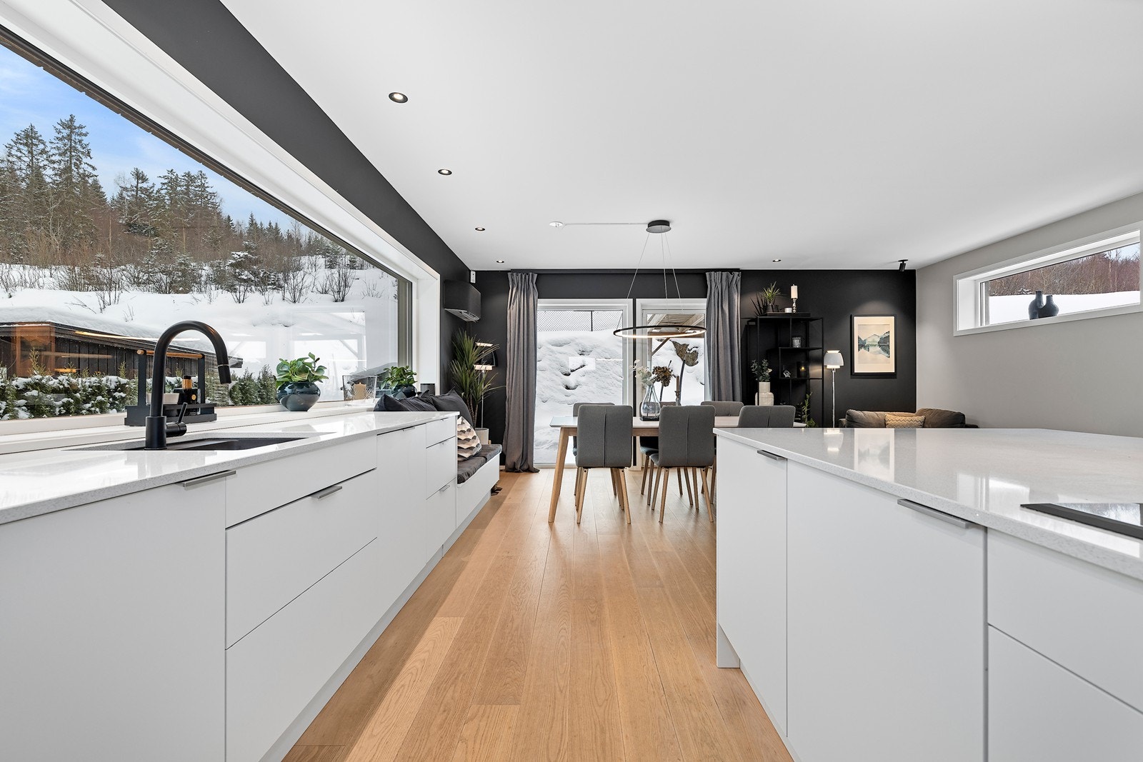 Den romslige innredningen fungerer både som en praktisk arbeidsflate. Galleribilde