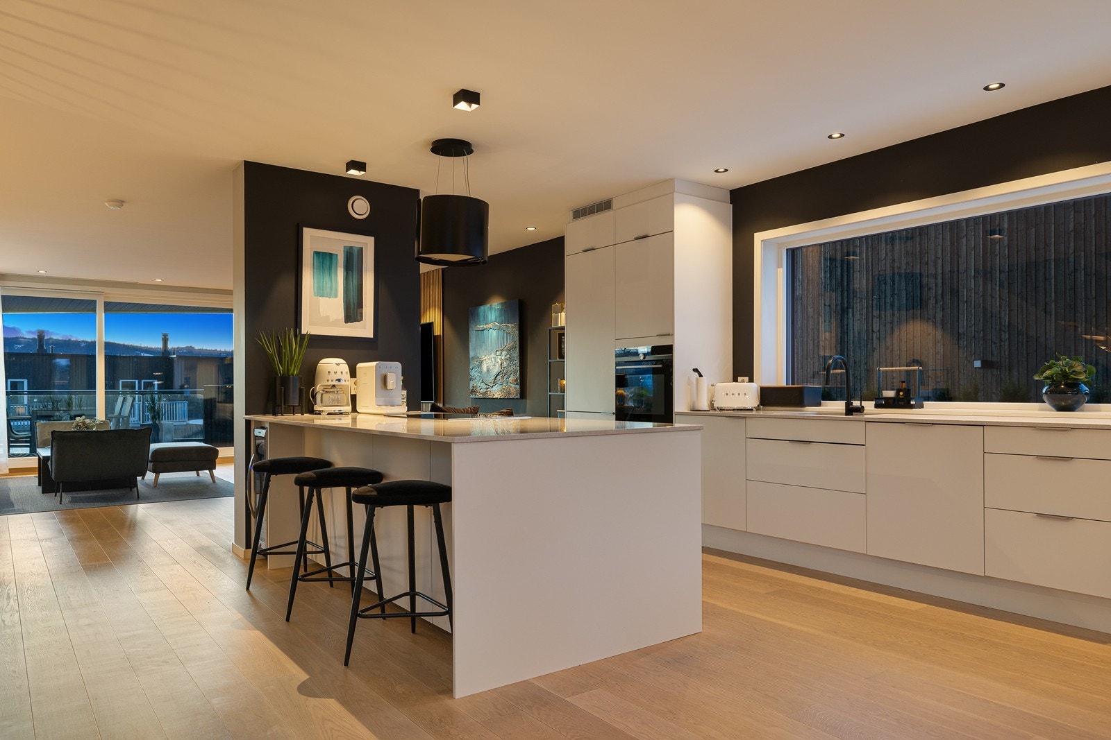 Kveldsstemning på kjøkkenet. Galleribilde