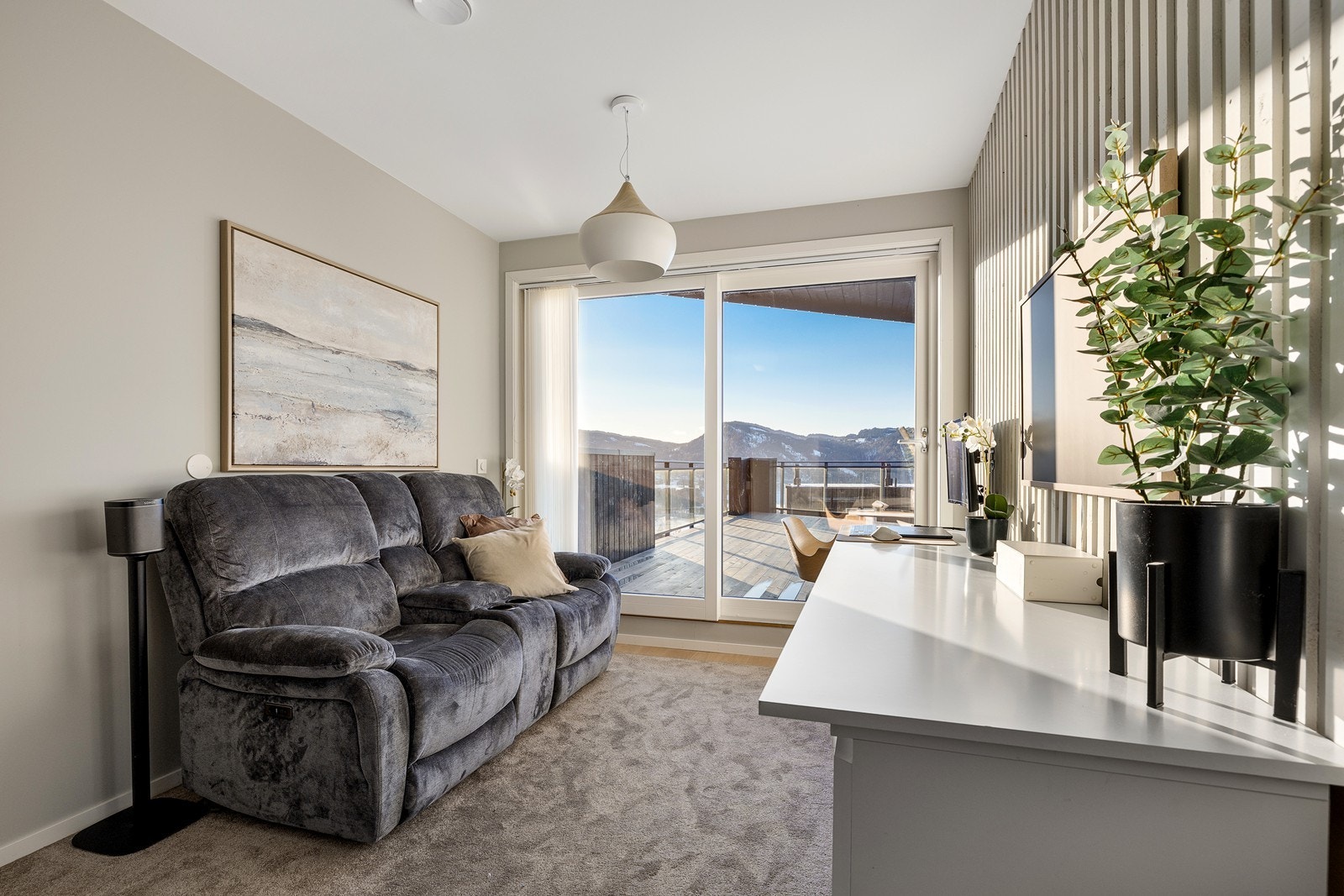 TV-stuen er et lunt og innbydende oppholdsrom med store skyvedører som gir flott lysinnslipp og direkte utgang til takterrassen. Galleribilde