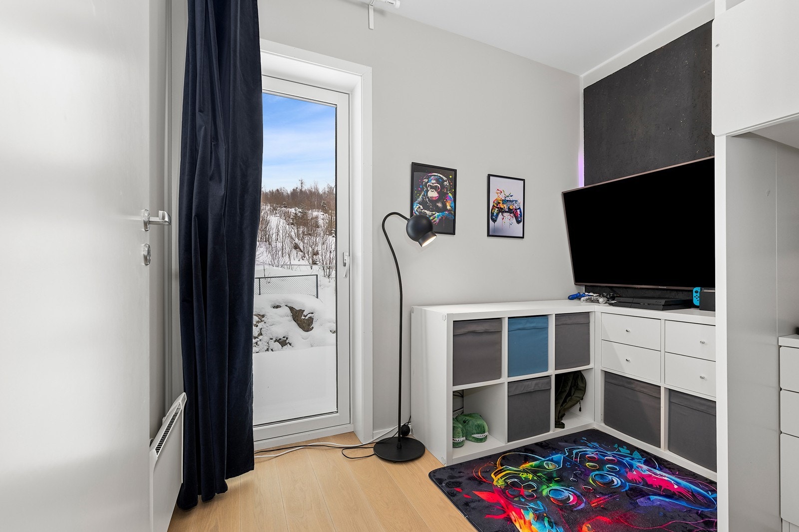 De to andre soverommene, har gode lysforhold med plass til oppbevaringsløsning, god plass til seng og utstråler en behagelig atmosfære for avslapning og hvile. Galleribilde