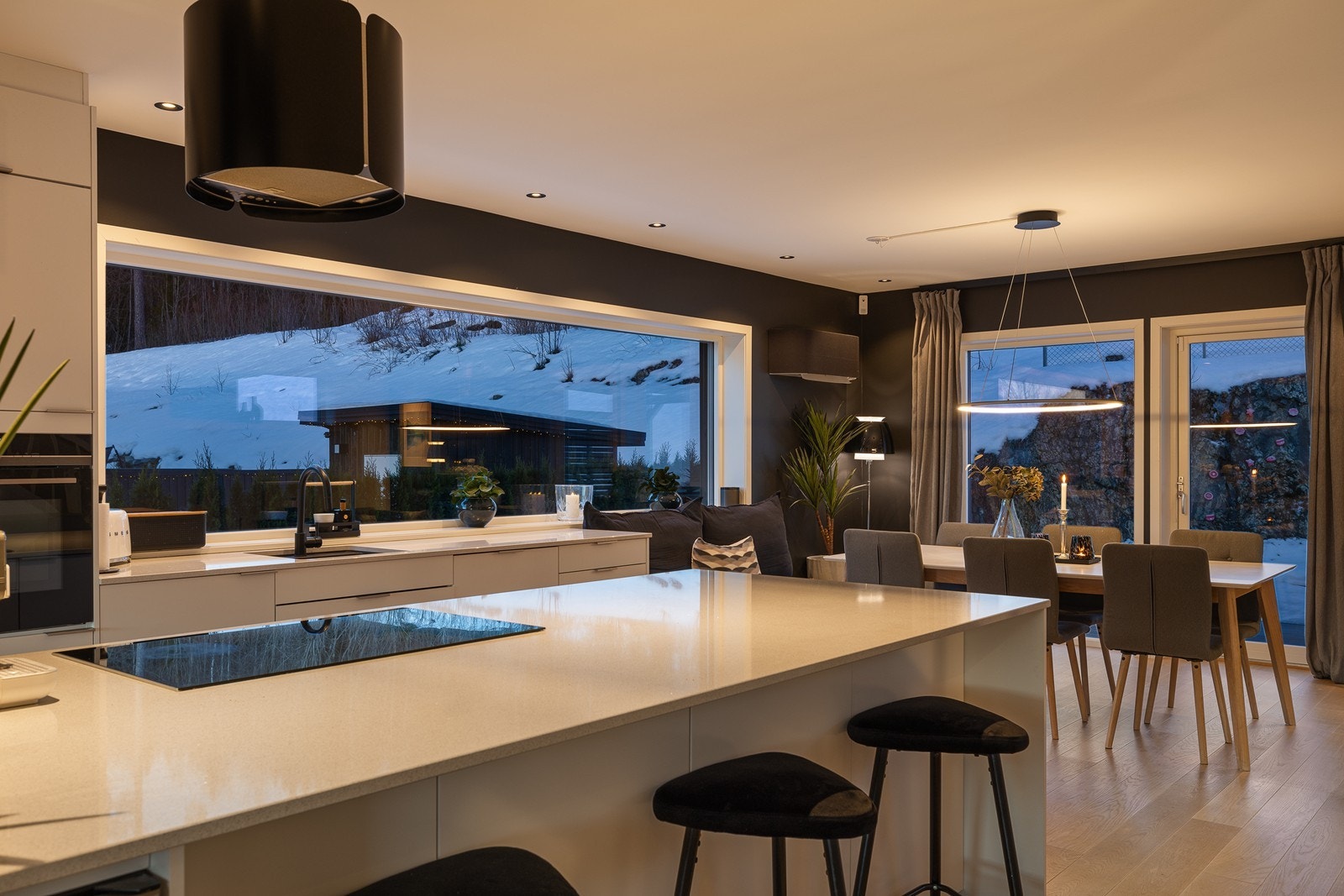 Kjøkkenet er utstyrt med kjøl/fryseskap, oppvaskmaskin, komfyr, induksjonstopp, vinskap og vannstoppsystem. Galleribilde